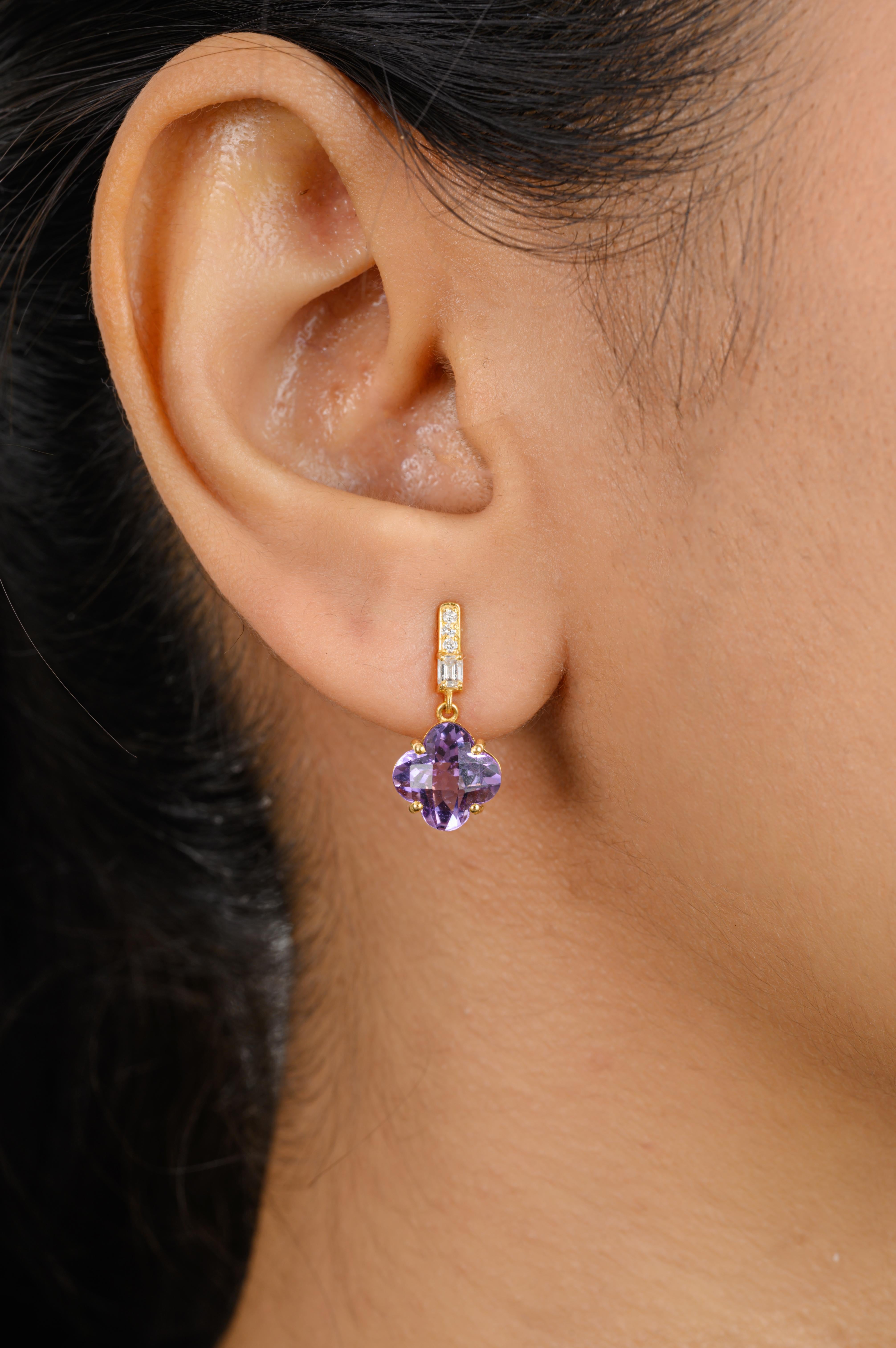 Taille mixte Boucles d'oreilles pendantes en or jaune 14k avec trèfle sculpté pour elle en vente