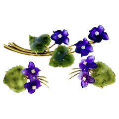 Boucles d'oreilles et broche en améthyste, diamant, jade néphrite et or