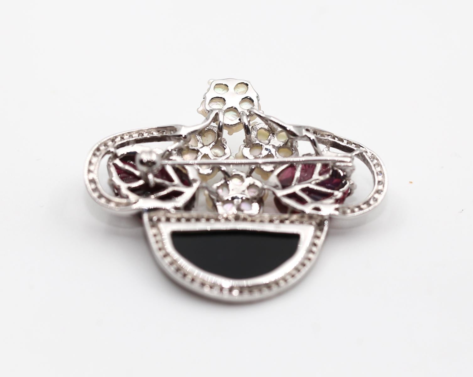 Taille ronde Broche fleur sculptée en or 18 carats, diamants, onyx et nacre, 1930 en vente