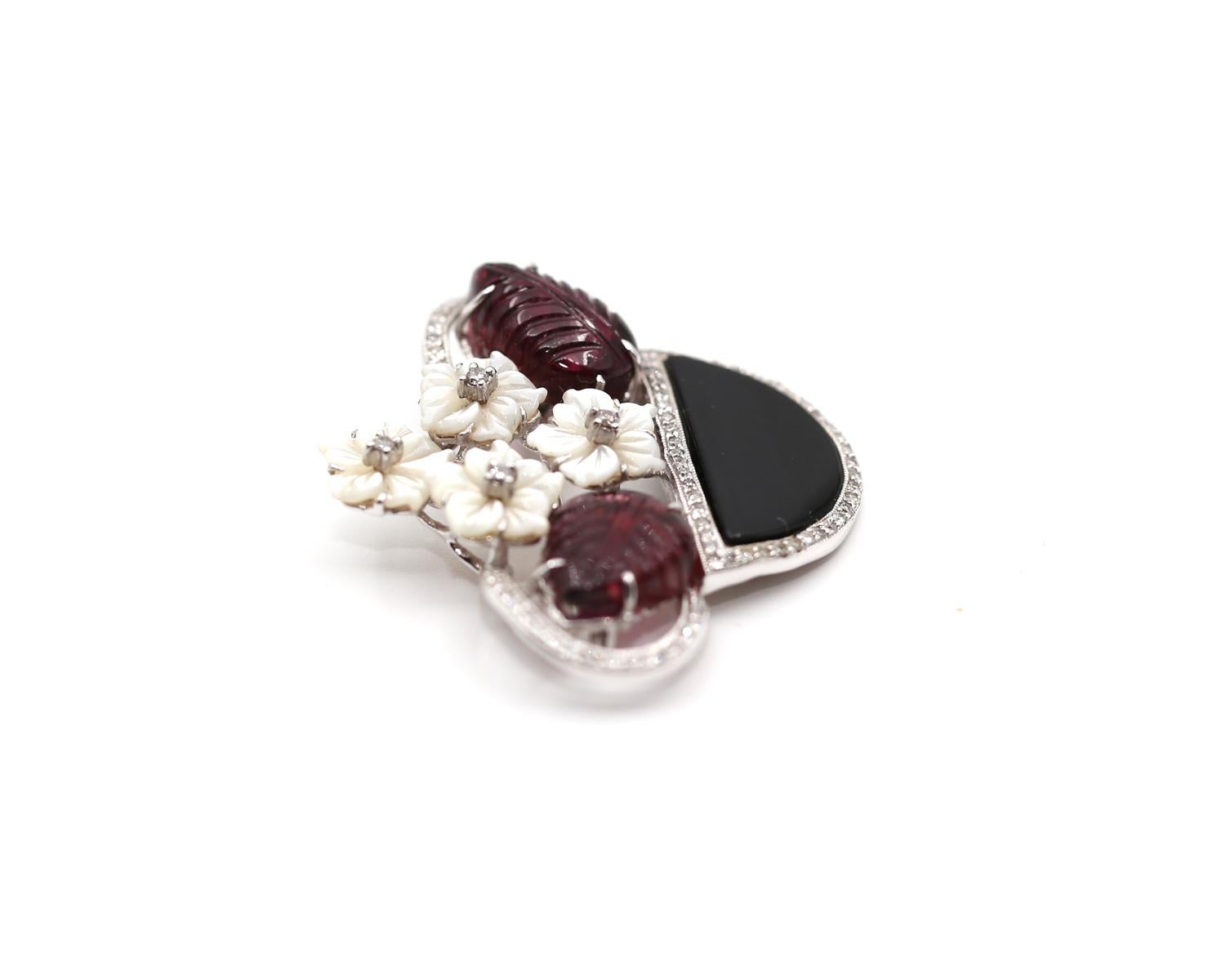 Broche fleur sculptée en or 18 carats, diamants, onyx et nacre, 1930 Bon état - En vente à Herzelia, Tel Aviv