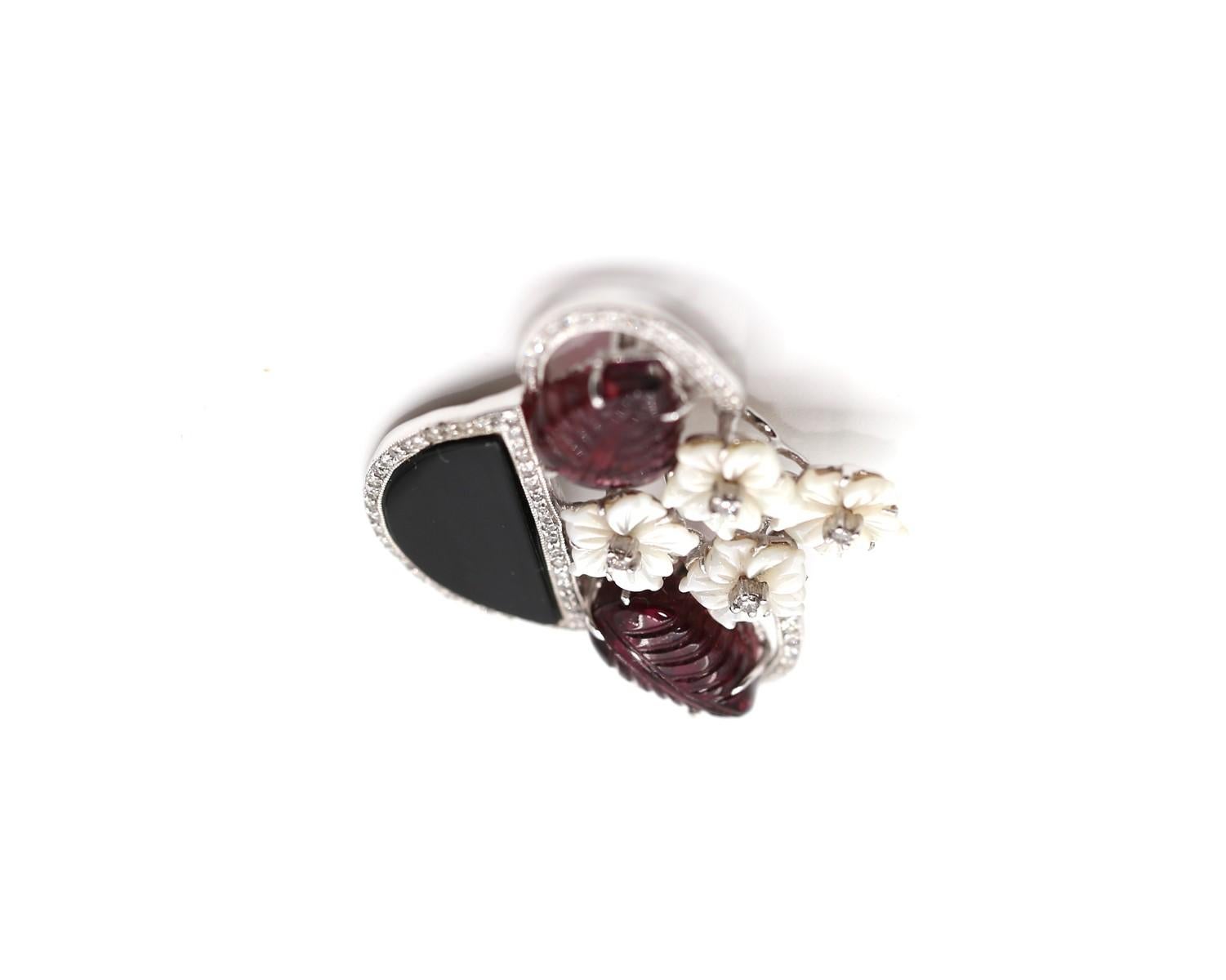 Broche fleur sculptée en or 18 carats, diamants, onyx et nacre, 1930 Unisexe en vente