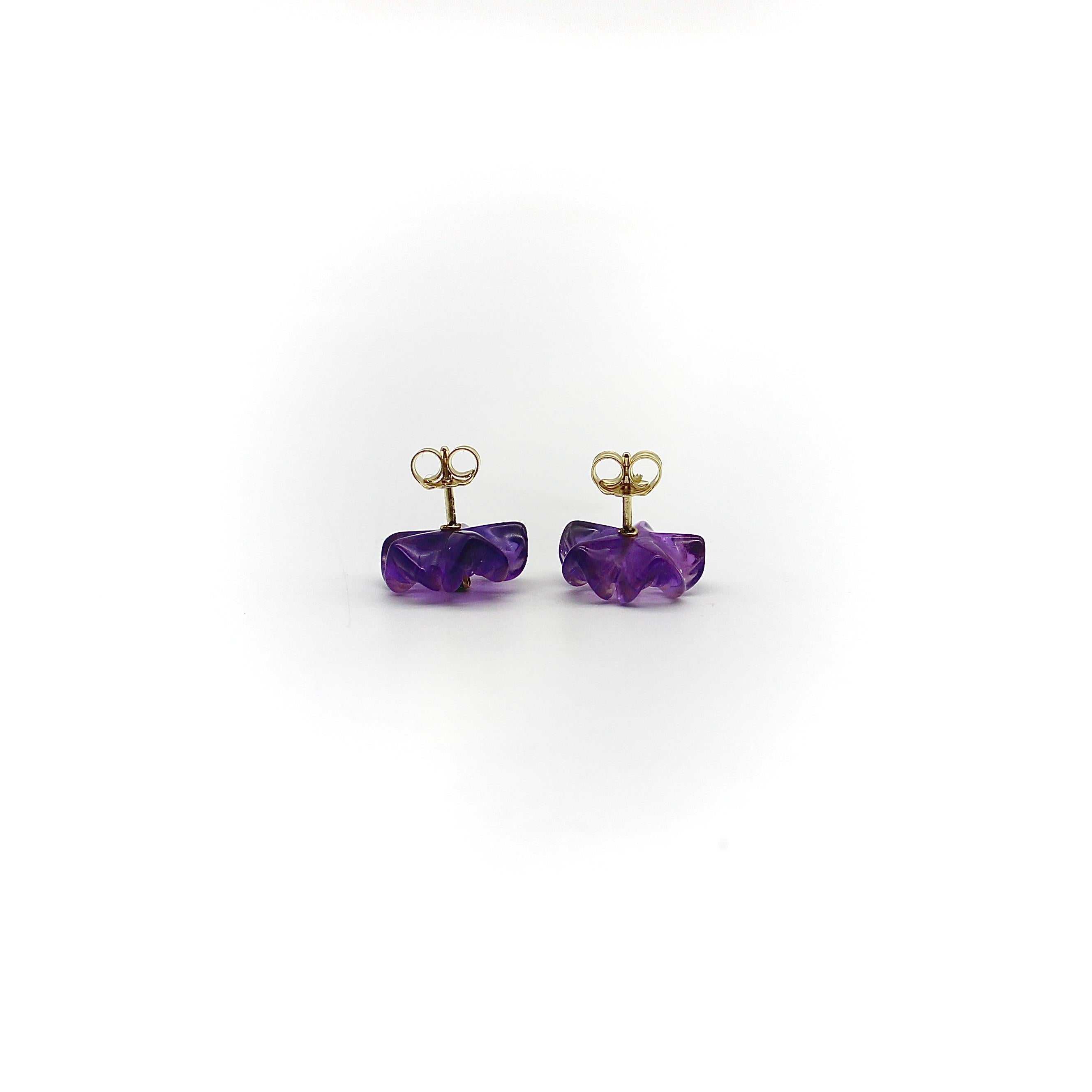 Geschnitzte Amethyst-Blumen-Ohrringe mit Tsavorit-Granat und 14K Goldbeschlägen (Zeitgenössisch)