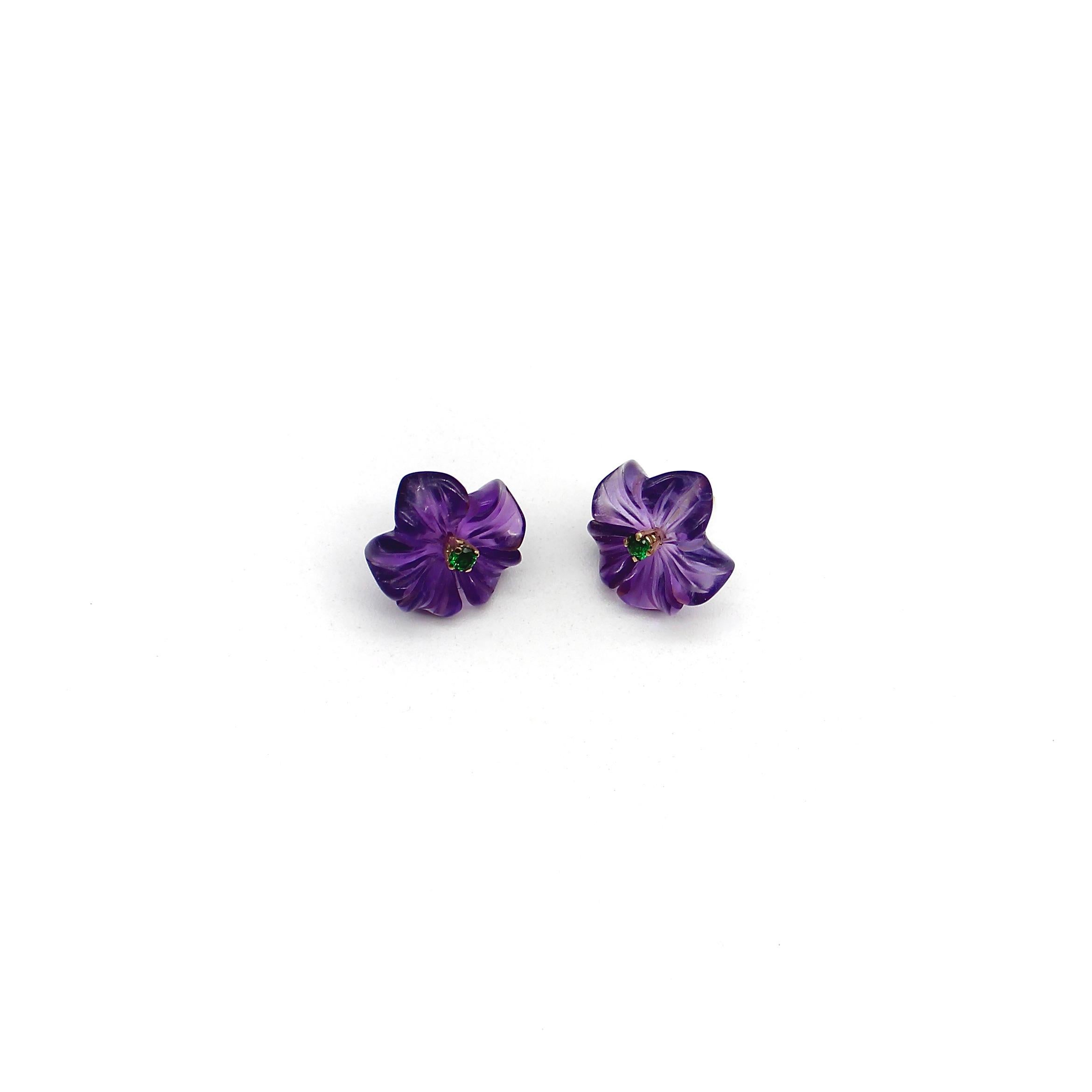Geschnitzte Amethyst-Blumen-Ohrringe mit Tsavorit-Granat und 14K Goldbeschlägen (Gewalkt)