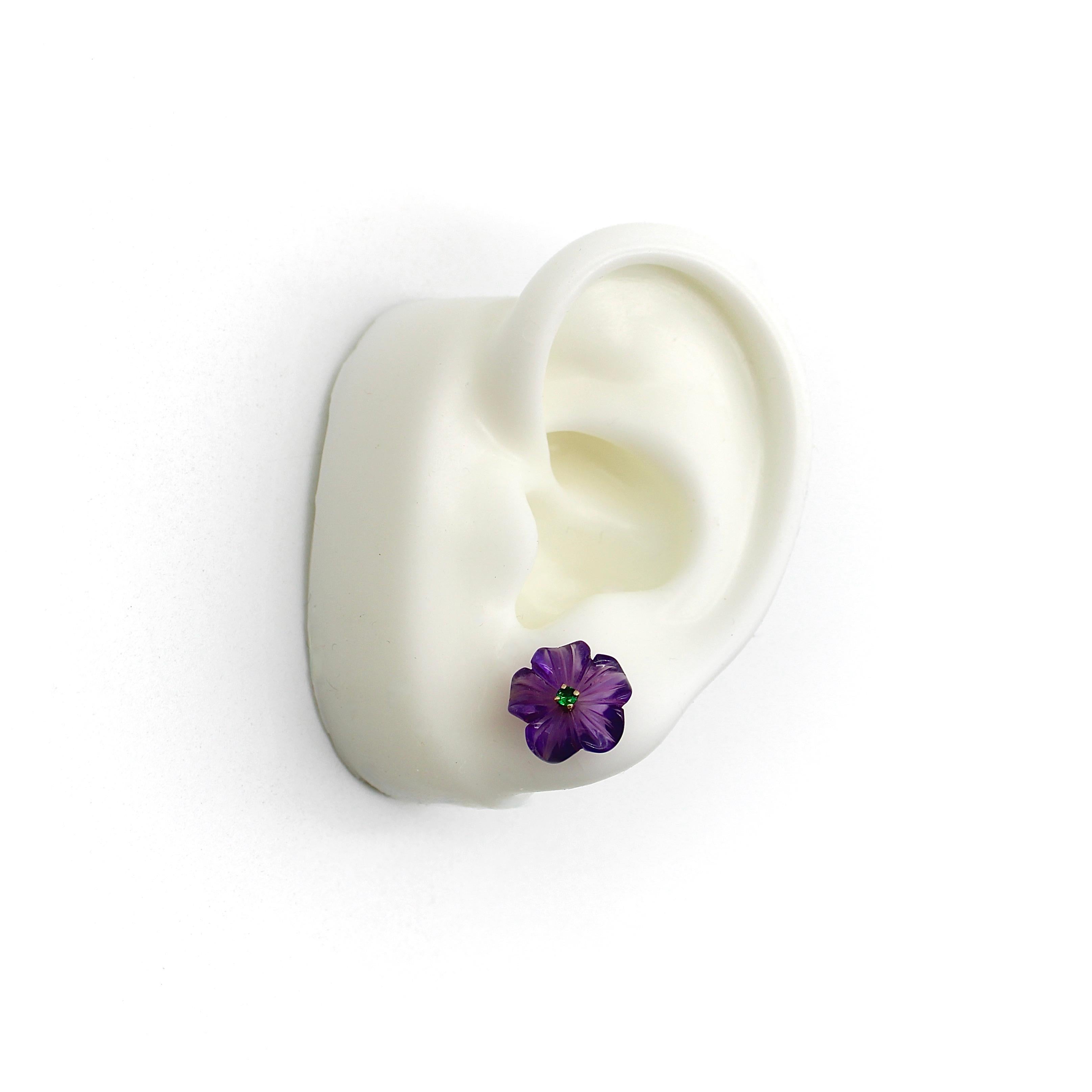Geschnitzte Amethyst-Blumen-Ohrringe mit Tsavorit-Granat und 14K Goldbeschlägen im Zustand „Neu“ in Venice, CA