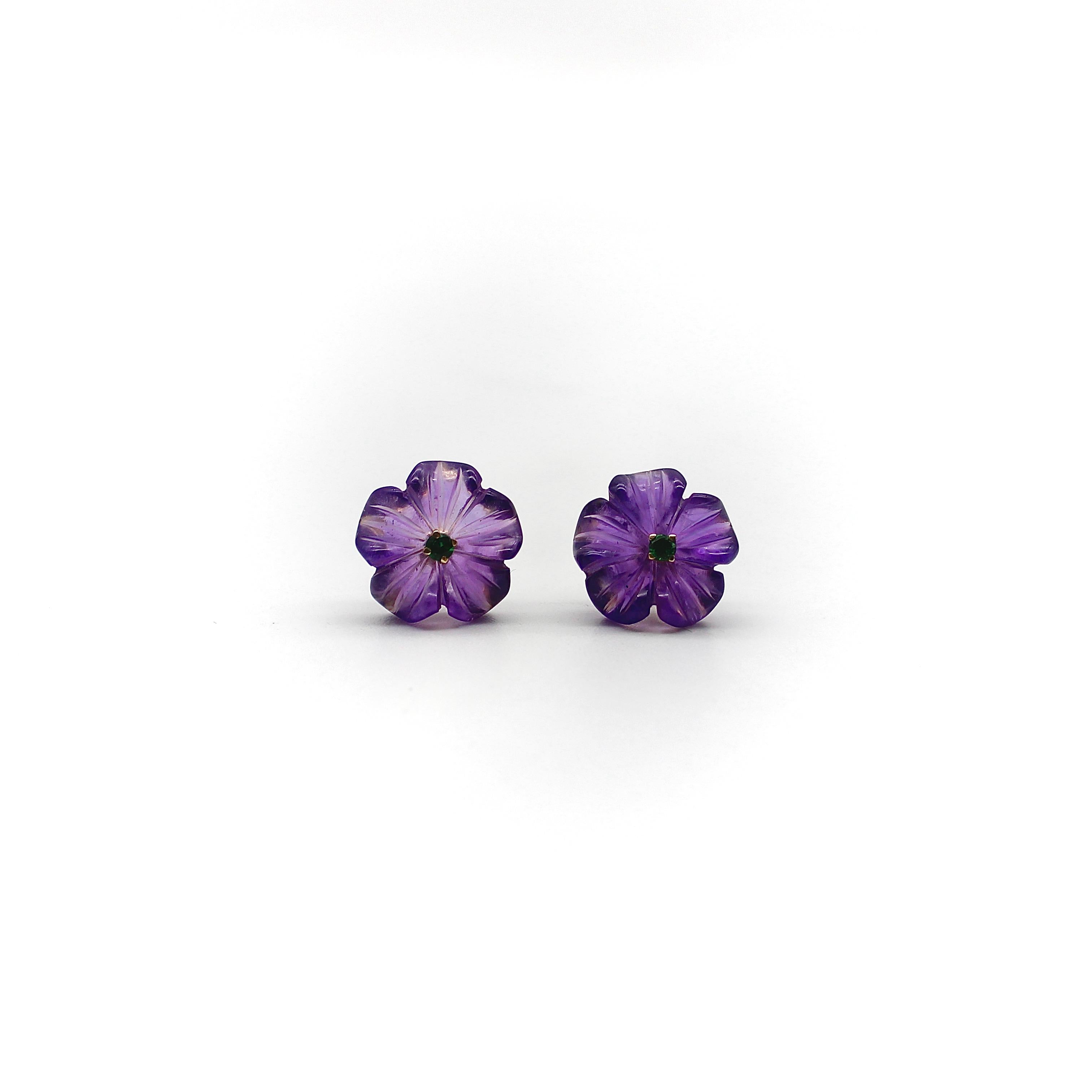 Geschnitzte Amethyst-Blumen-Ohrringe mit Tsavorit-Granat und 14K Goldbeschlägen für Damen oder Herren