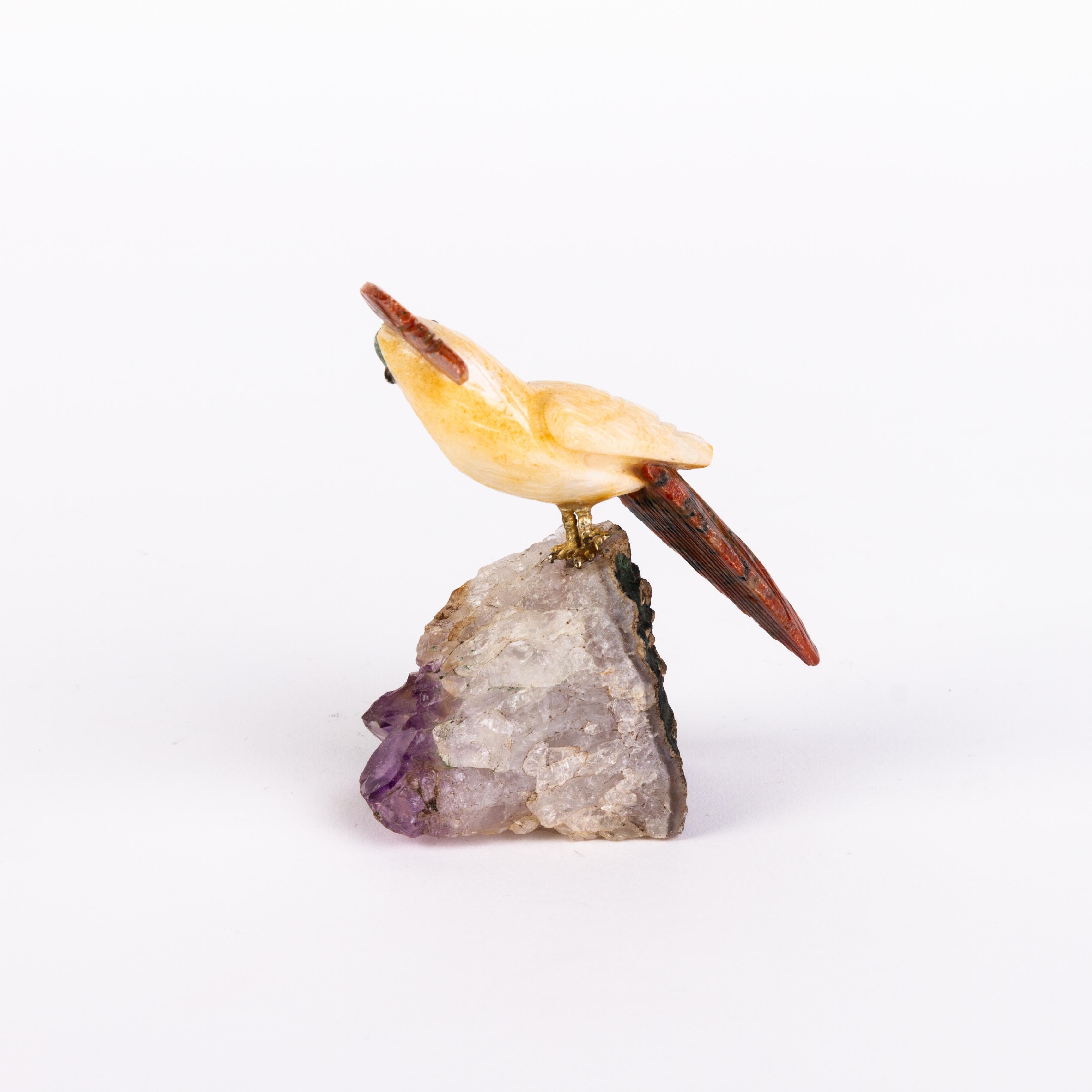 Carved Amethyst Gemstone Geode Hardstone Exotic Parakeet Bird Sculpture In Good Condition In Nottingham, GB