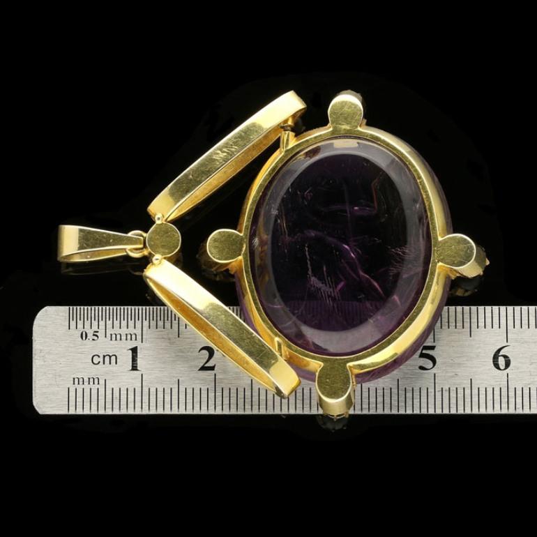 Carved Amethyst Intaglio Depicting Neptune Carrying Medusa Gold Pendant In Good Condition In London, GB