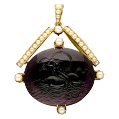 Goldanhänger mit geschnitzter Amethyst-Intaglio-Darstellung von Neptun:: der Medusa trägt