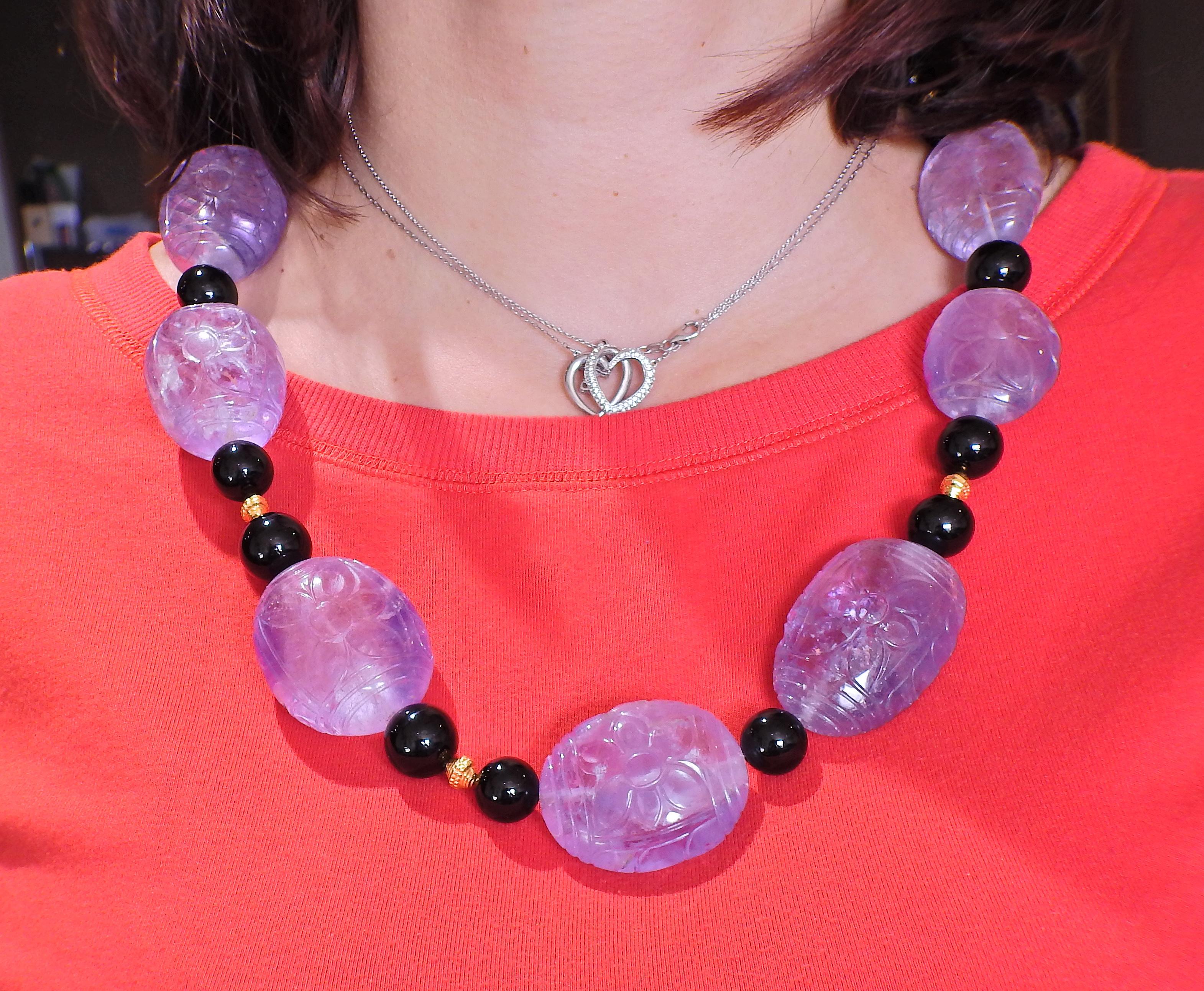 Round Cut Carved Amethyst Onyx Gold Necklace For Sale