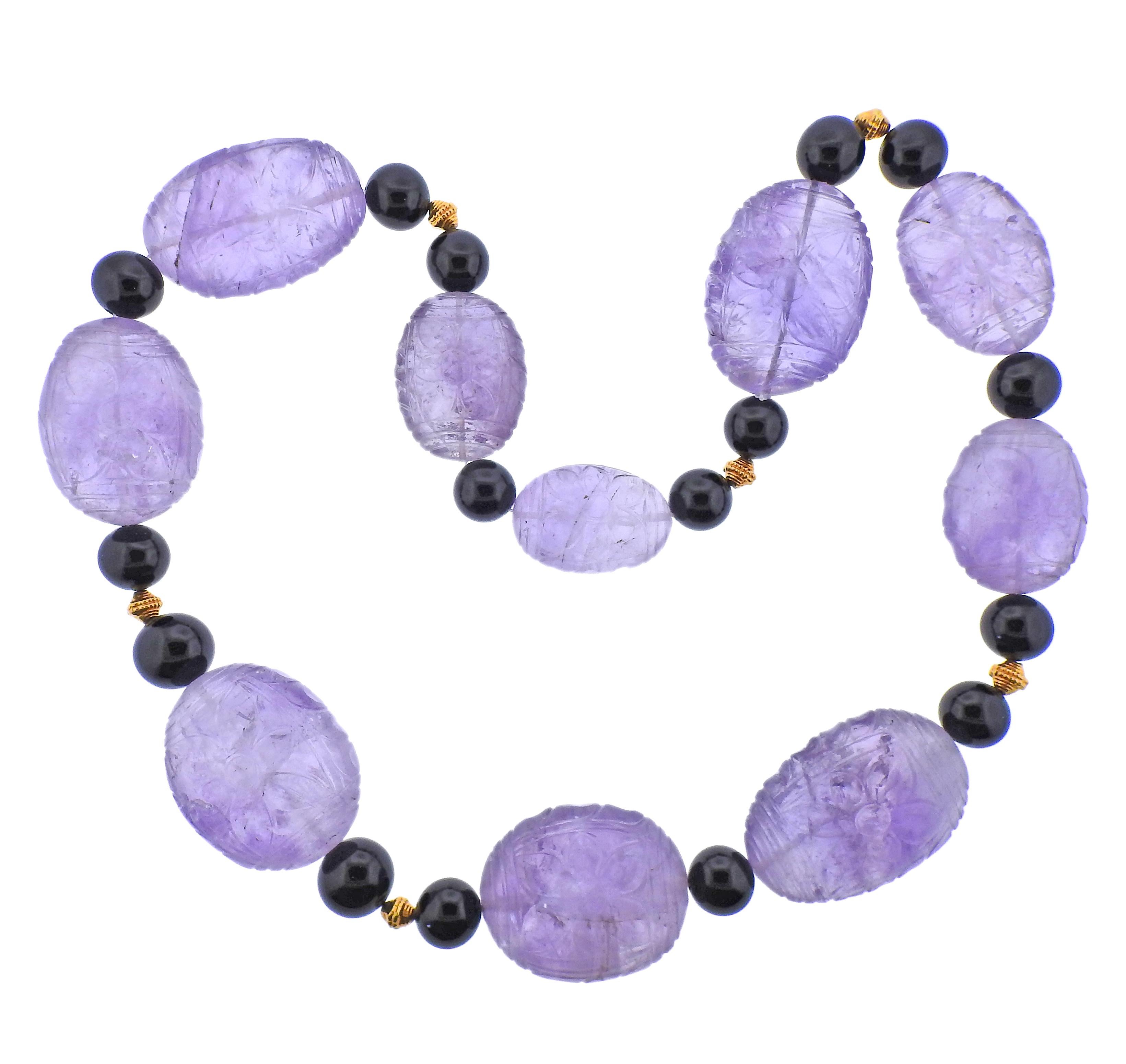 Carved Amethyst Onyx Gold Necklace In Excellent Condition For Sale In New York, NY