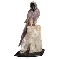 Perroquet sculpté en améthyste monté sur une grappe de cristal de roche 10.5 "H