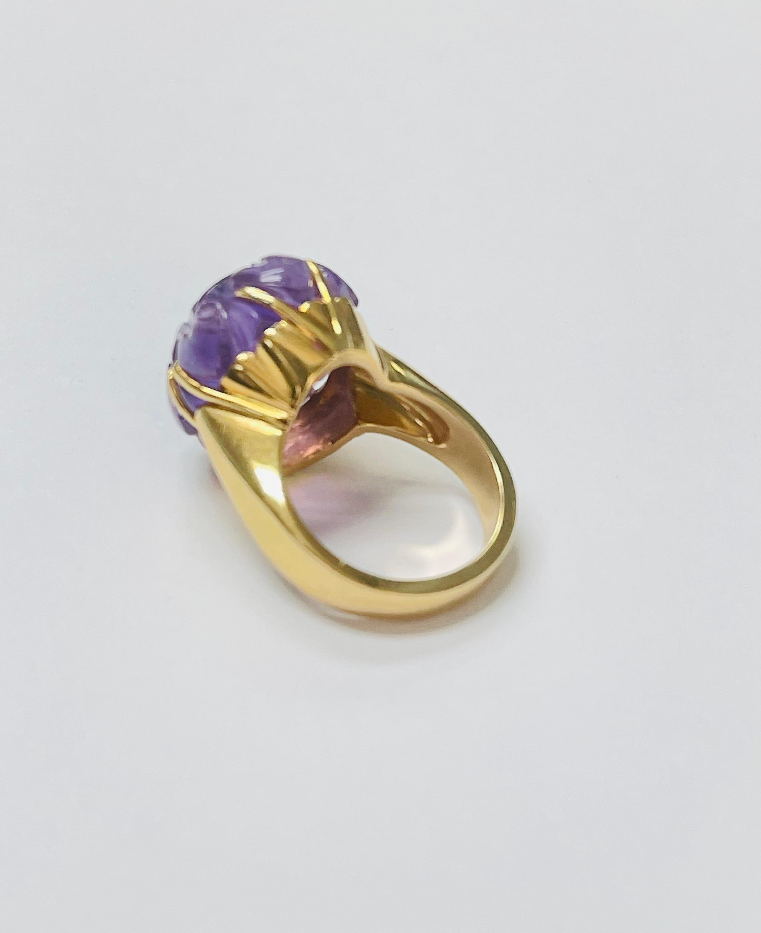 Carved Amethyst Ring in 18k Yellow Gold In Excellent Condition For Sale In New York, NY