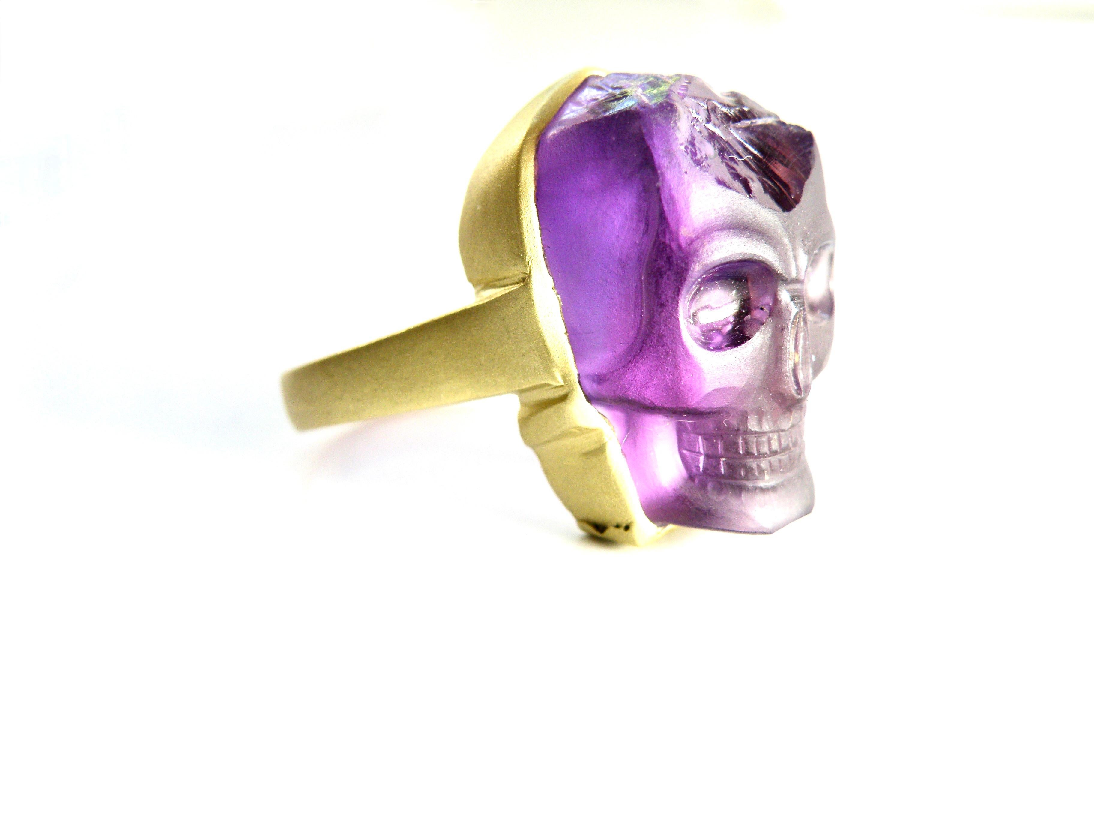 Modern Carved Amethyst Skull Ring. 18k matte gold For Sale