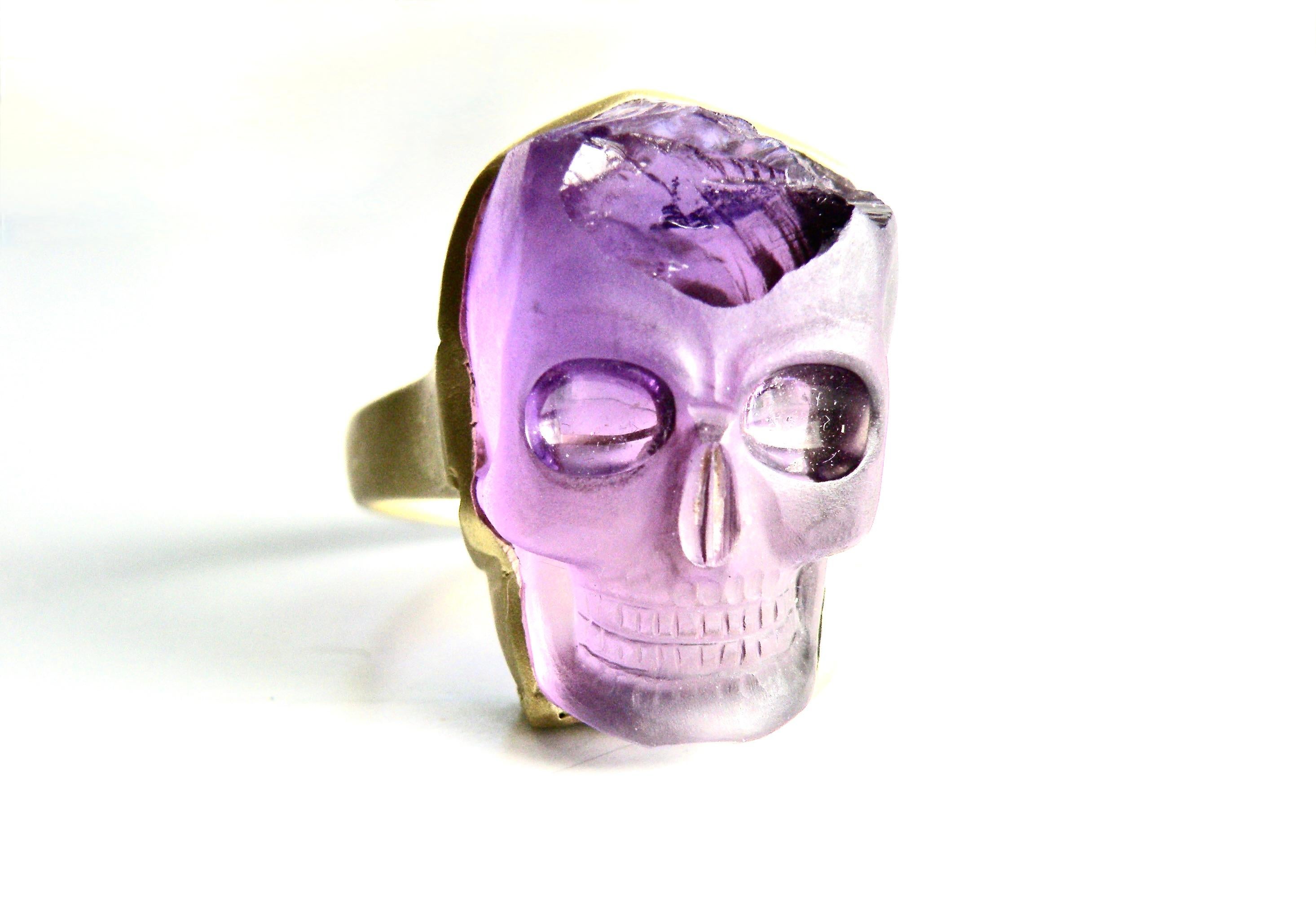 Carved Amethyst Skull Ring. 18k matte gold For Sale 1