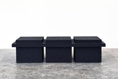 Banco T5 de roble tallado y negro de John Eric Byers