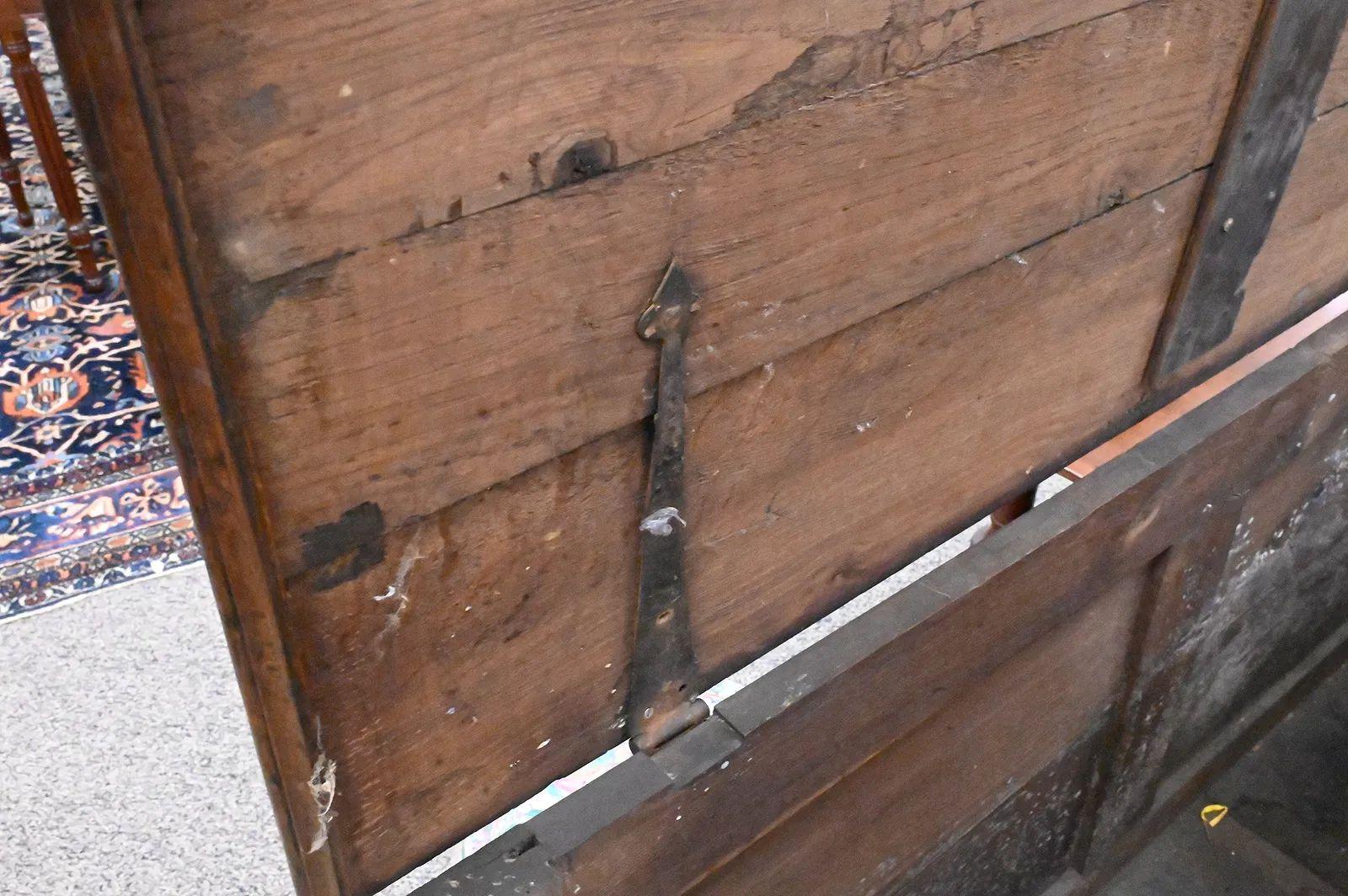 Federale Cassapanca in Oak intagliata e datata, metà del XVIII secolo in vendita