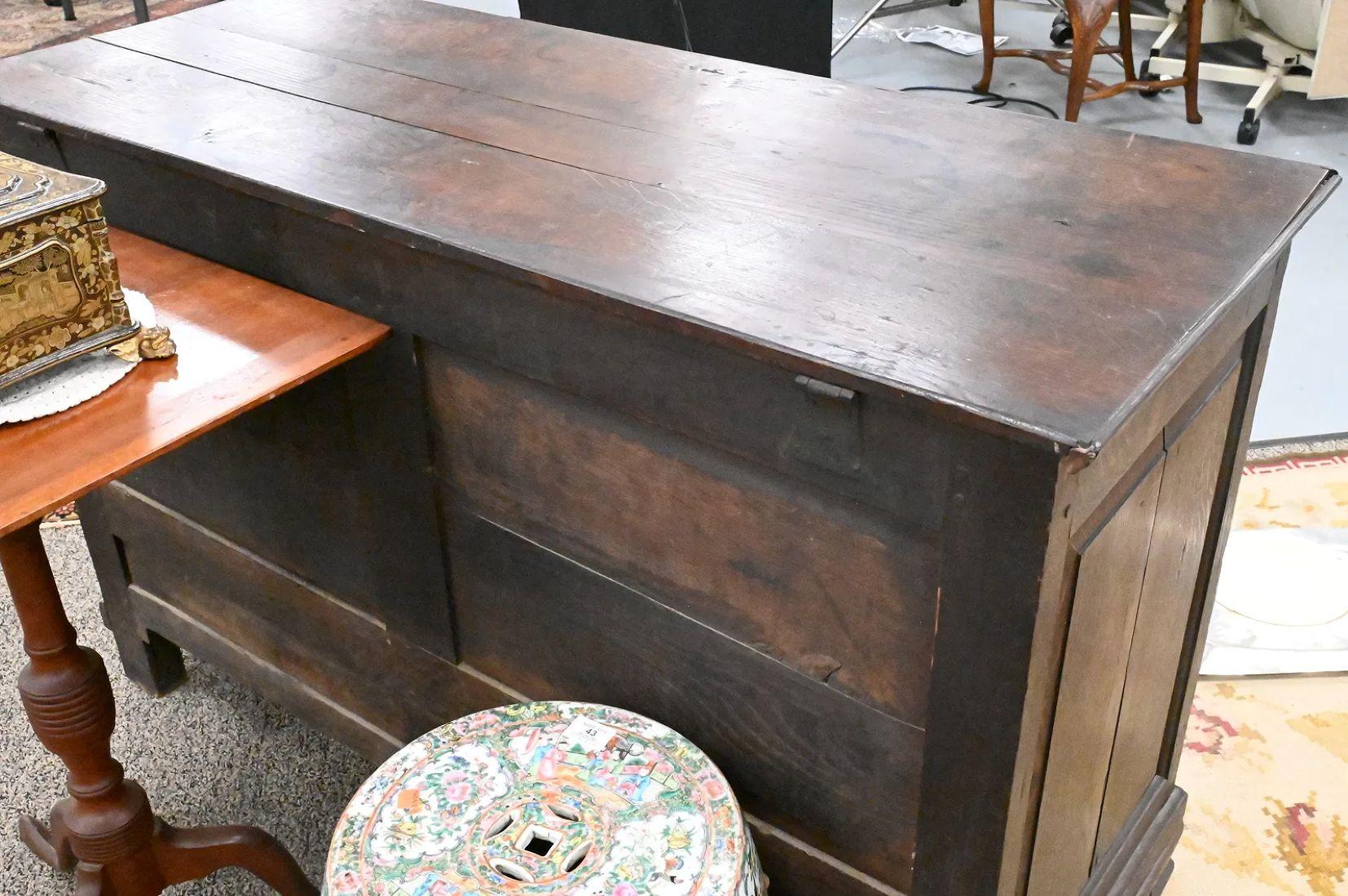 Americano Cassapanca in Oak intagliata e datata, metà del XVIII secolo in vendita