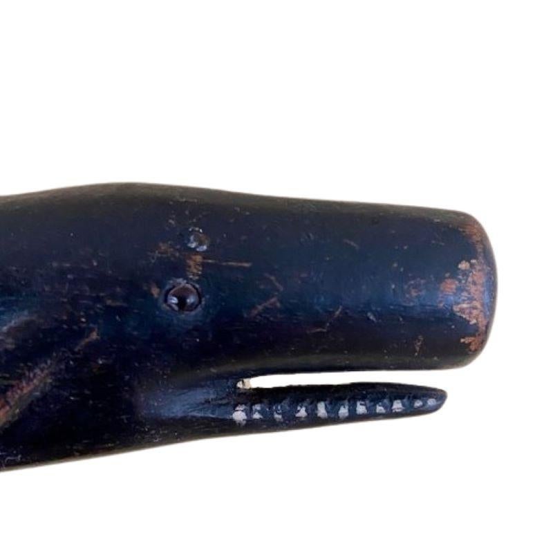 Geschnitzte und verzierte Pottwalfigur, um 1900 im Zustand „Gut“ im Angebot in Nantucket, MA