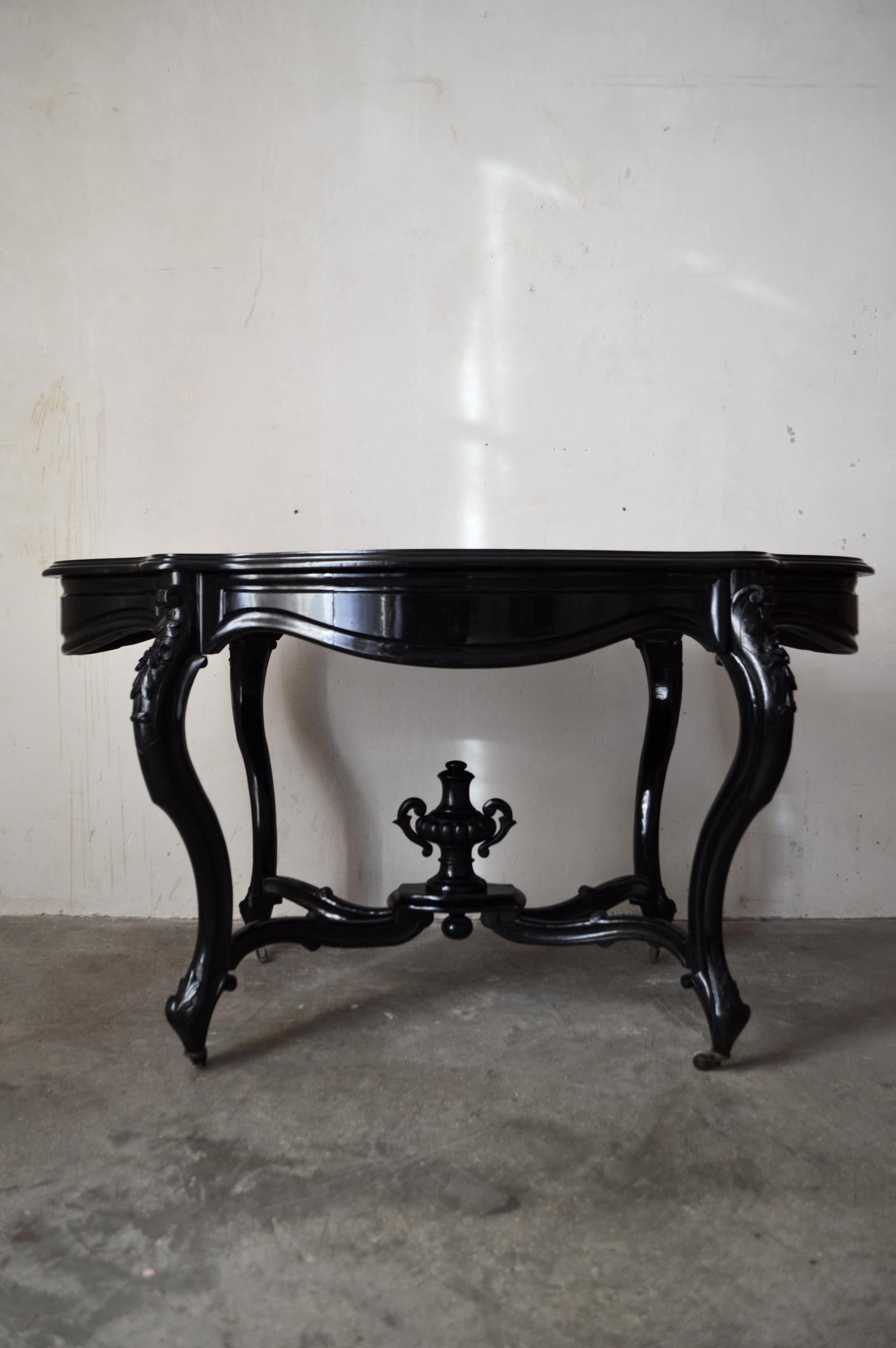 Middle / centre table / guéridon / pedestal table / side table.

France, circa 1880.

In carved (flowers) and ebonized / black painted wood.

The table is mounted on wheels and has 2 drawers.

In good condition.

Dimensions: 130 cm x 82 cm