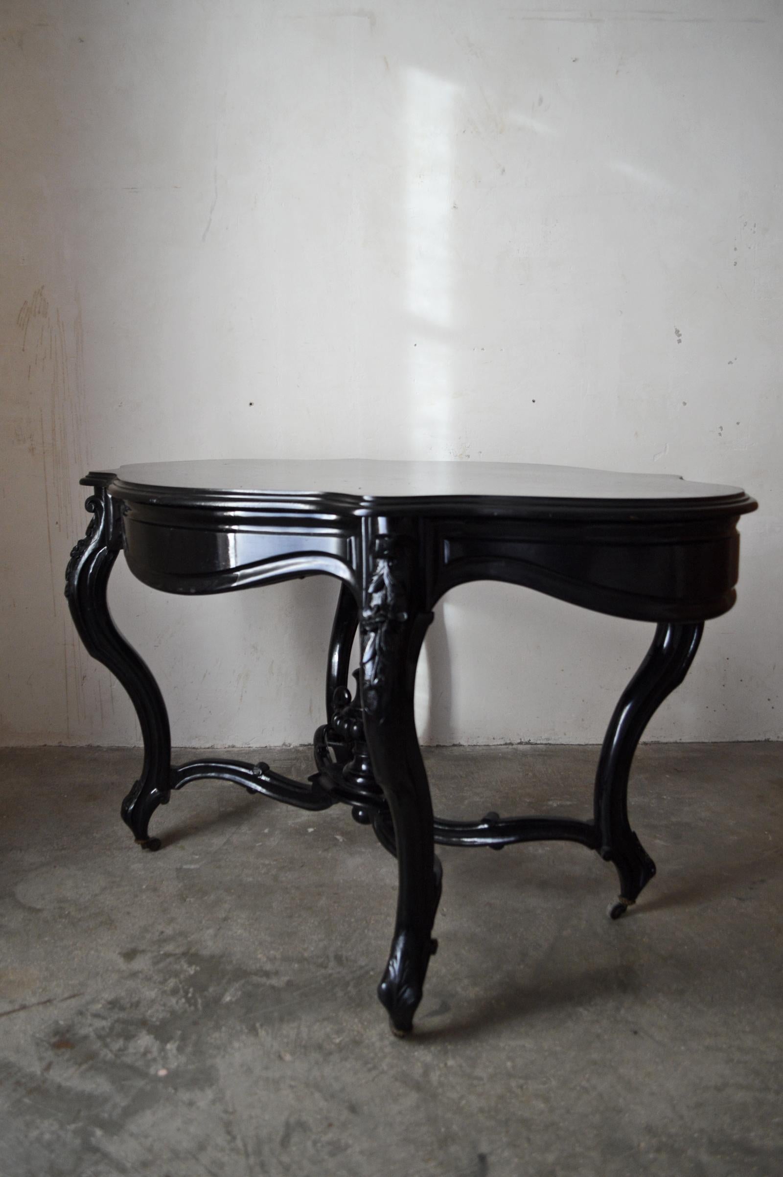 Carved and Ebonized Napoleon III Centre Table or Gueridon In Good Condition For Sale In L'Etang, FR