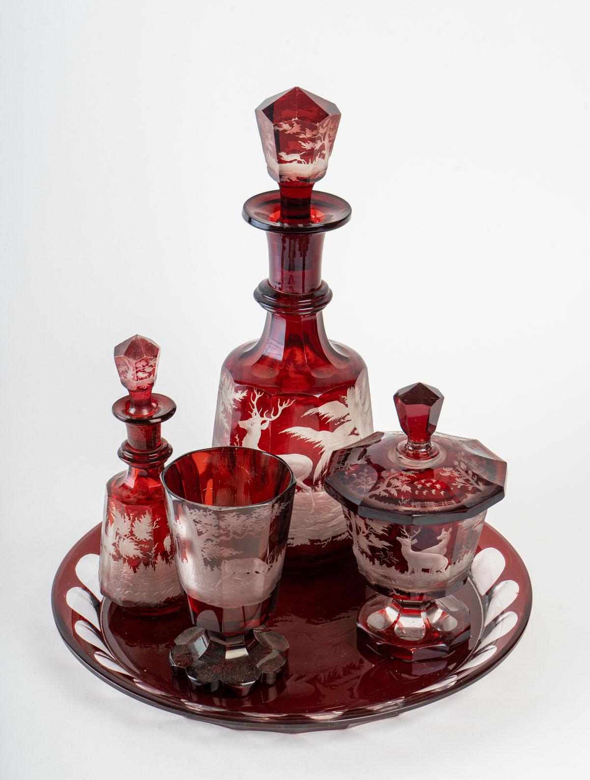 Carved and engraved Bohemian crystal service, 5 pieces, 19th century, Napoleon III period.
Measures: H 35 cm, D 33 cm.