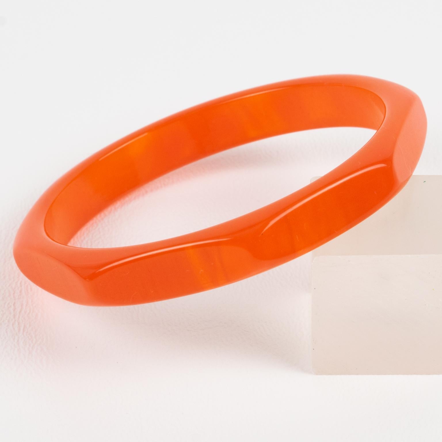 Bracciale in bachelite intagliato e sfaccettato Bangle Marmo Arancione Neon In condizioni ottime in vendita a Atlanta, GA