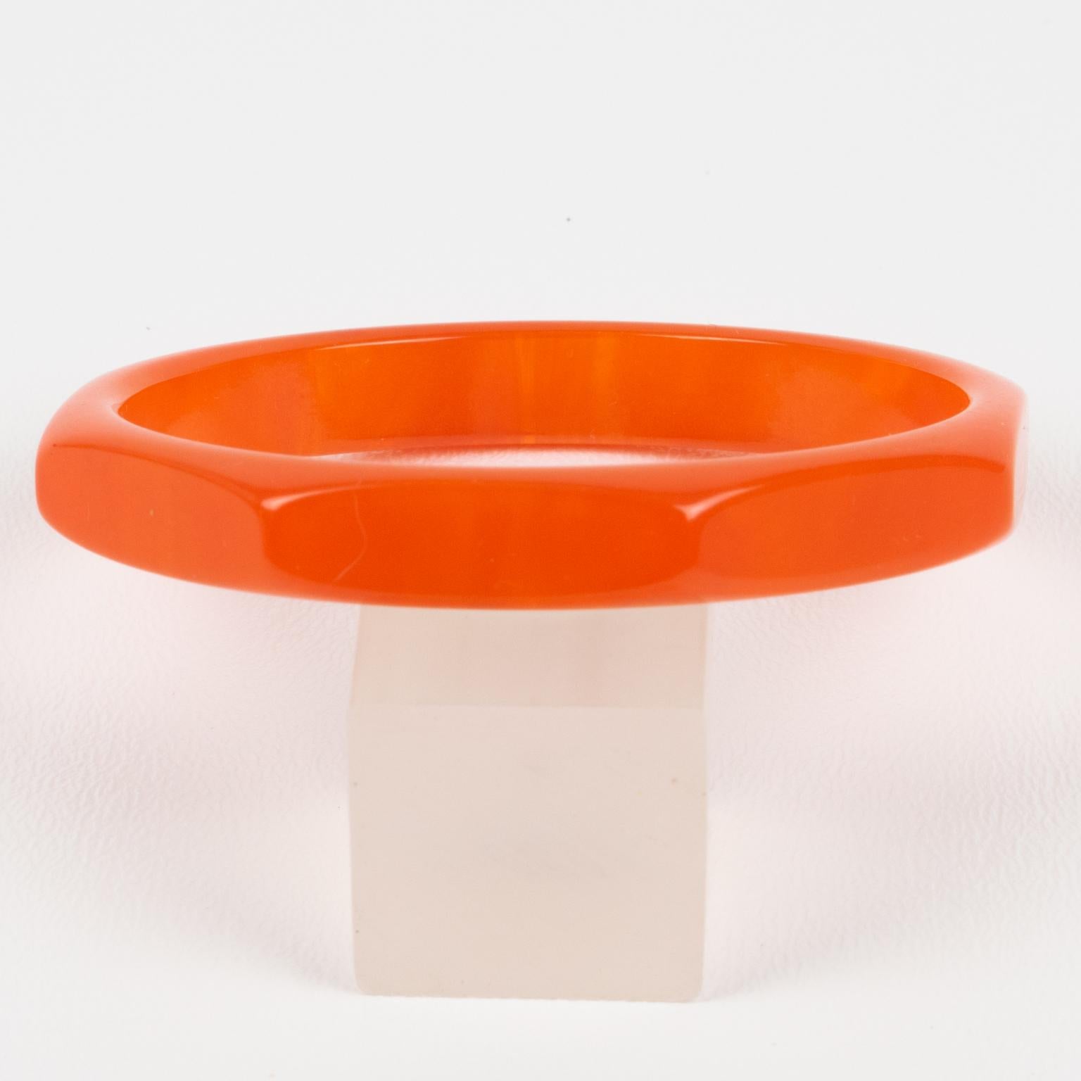 Bracciale in bachelite intagliato e sfaccettato Bangle Marmo Arancione Neon in vendita 1