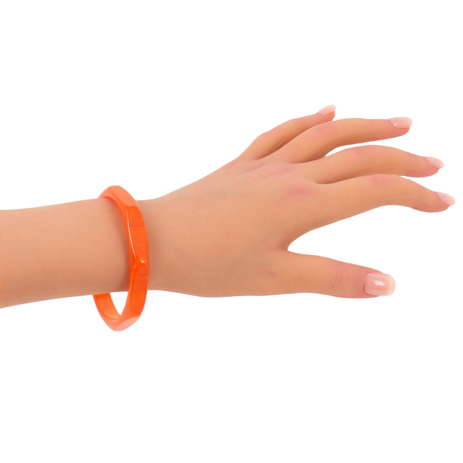 Pulsera de baquelita tallada y facetada Brazalete Mármol Naranja Neón en venta 2