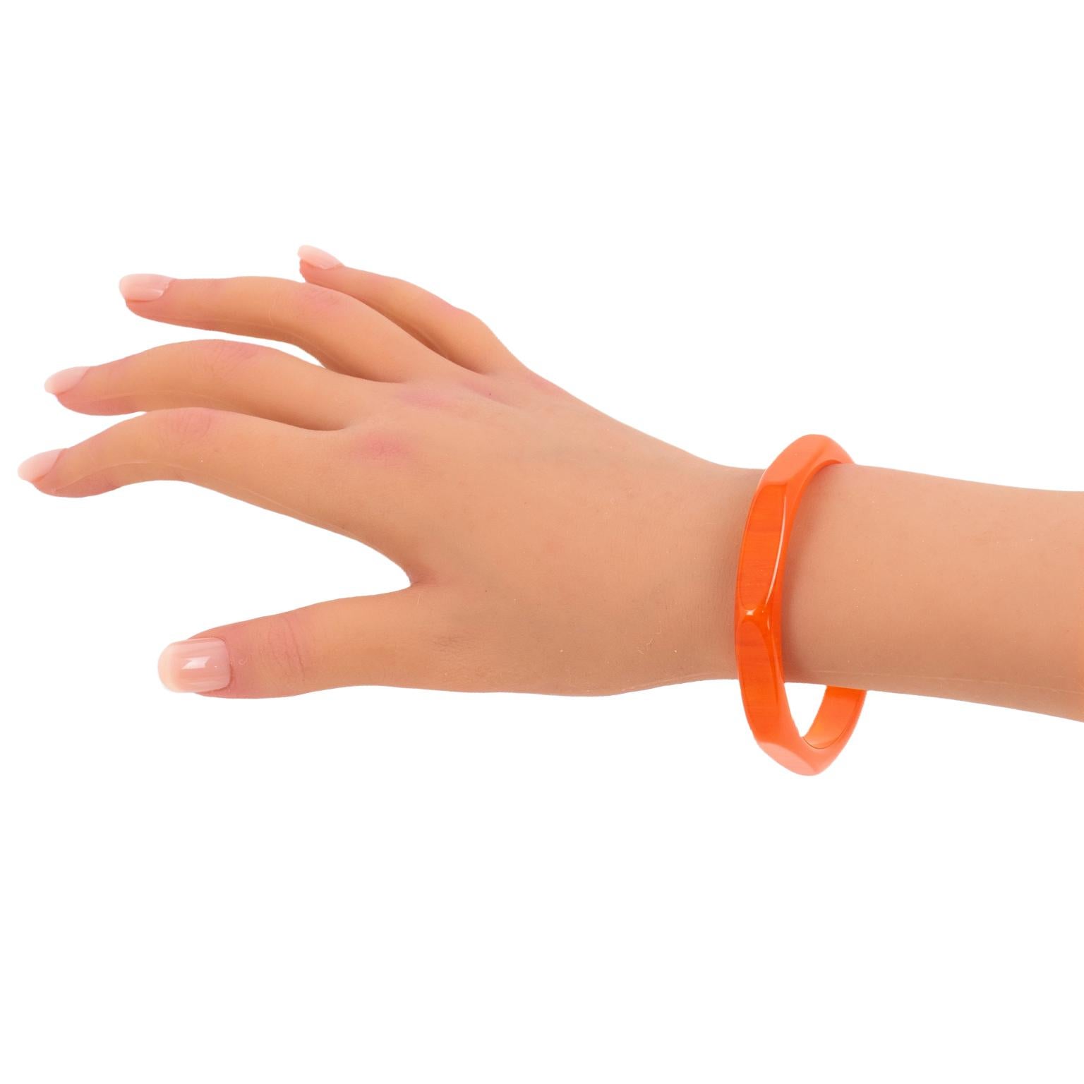 Bracciale in bachelite intagliato e sfaccettato Bangle Marmo Arancione Neon in vendita 2