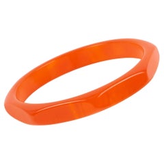 Geschnitzter und facettierter Bakelit-Armreif aus neon orangefarbenem Marmor