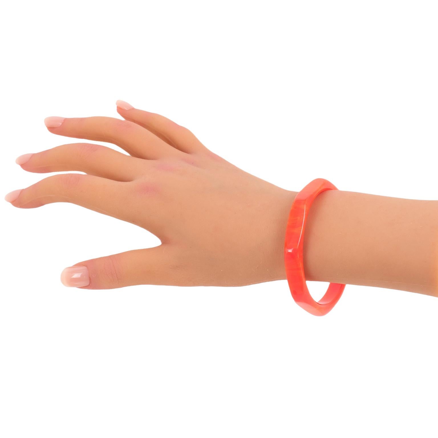 Carved and Faceted Bakelite Bracelet Bangle Pink Tequila Marble In Excellent Condition For Sale In Atlanta, GA