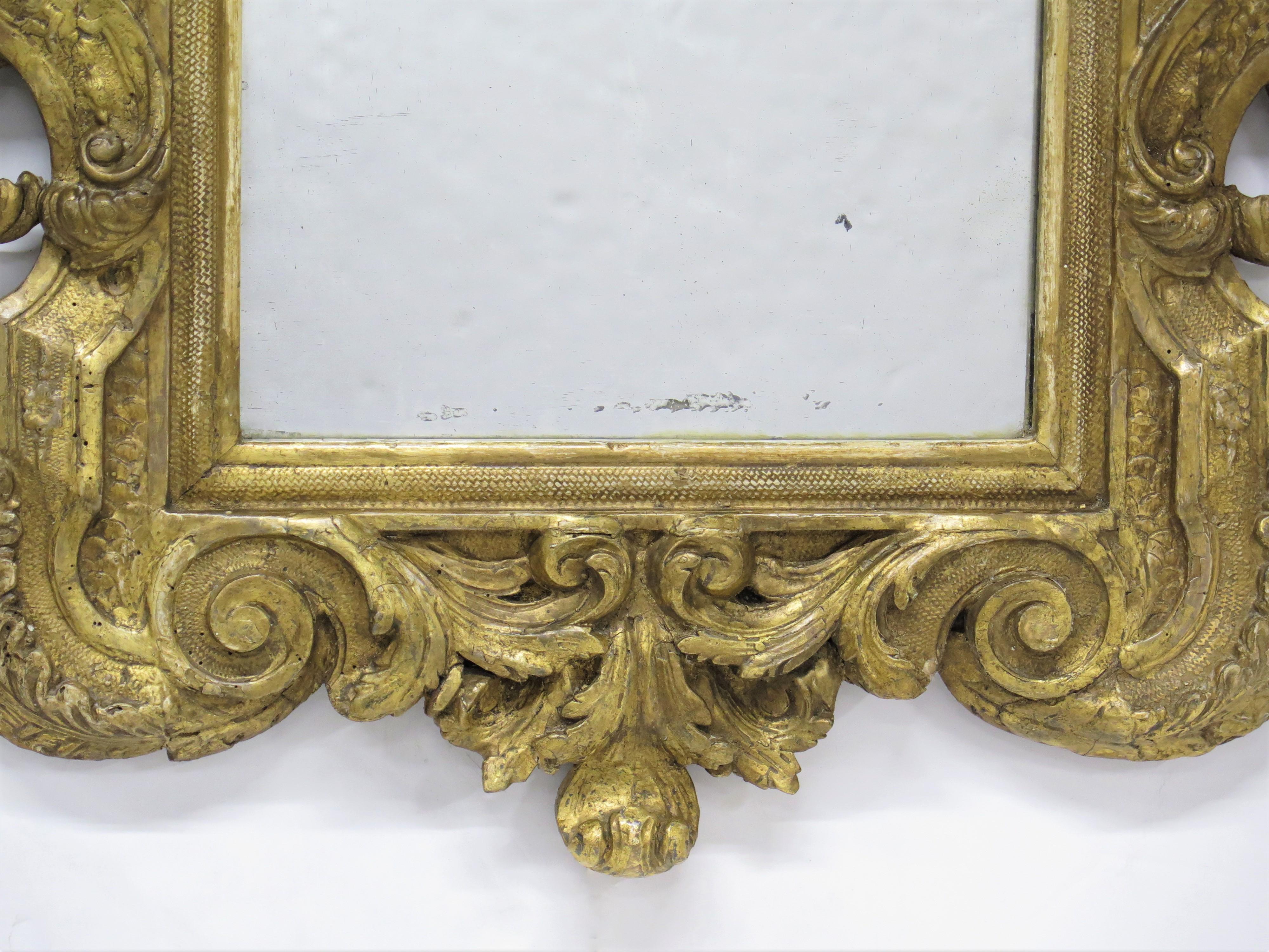 Geschnitztes und vergoldetes italienisches Glas / Spiegel (Vergoldetes Holz) im Angebot