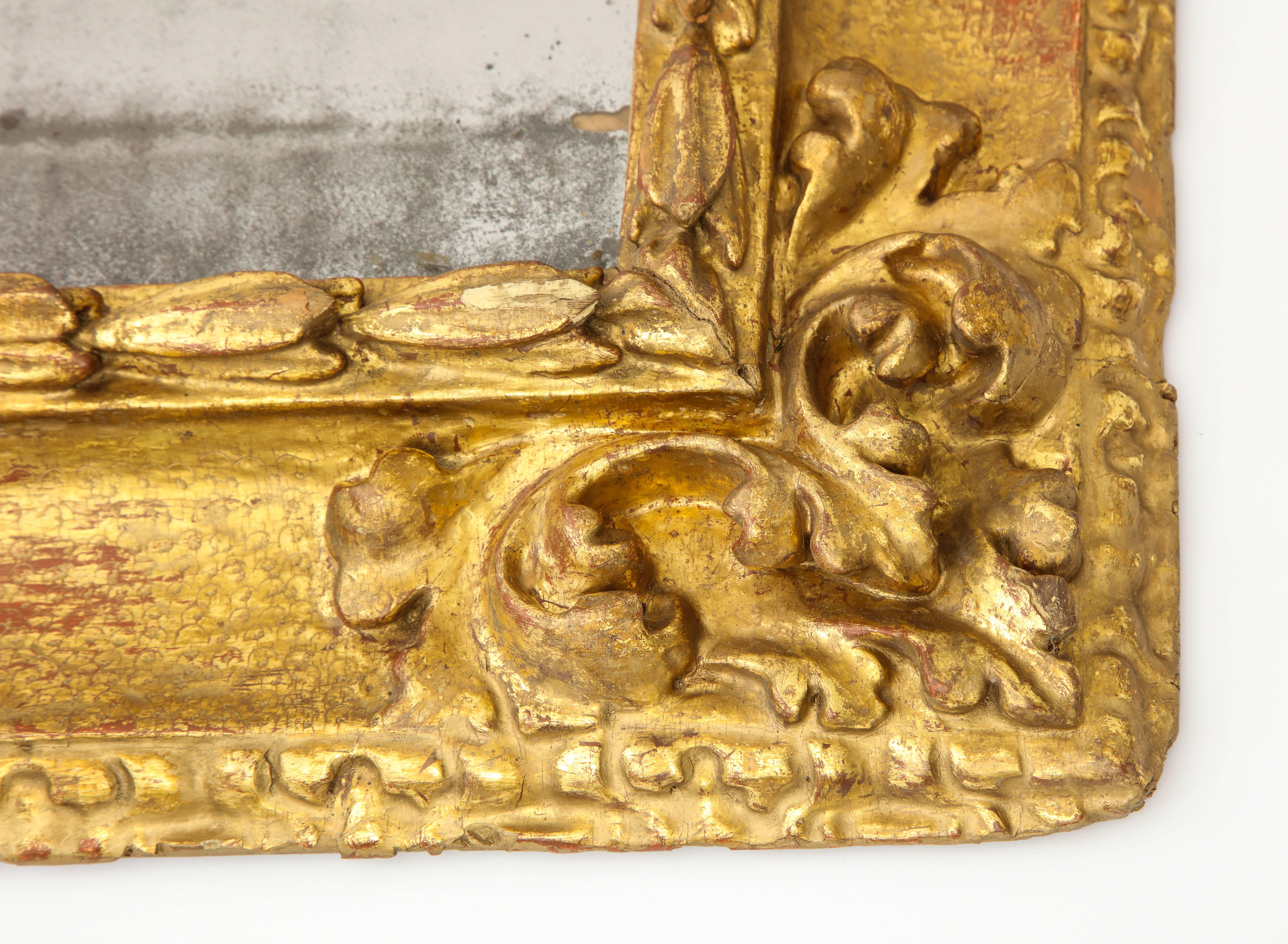 Geschnitzt und vergoldet spanischer Barock-Spiegelrahmen mit Gegenprofil (18. Jahrhundert und früher) im Angebot