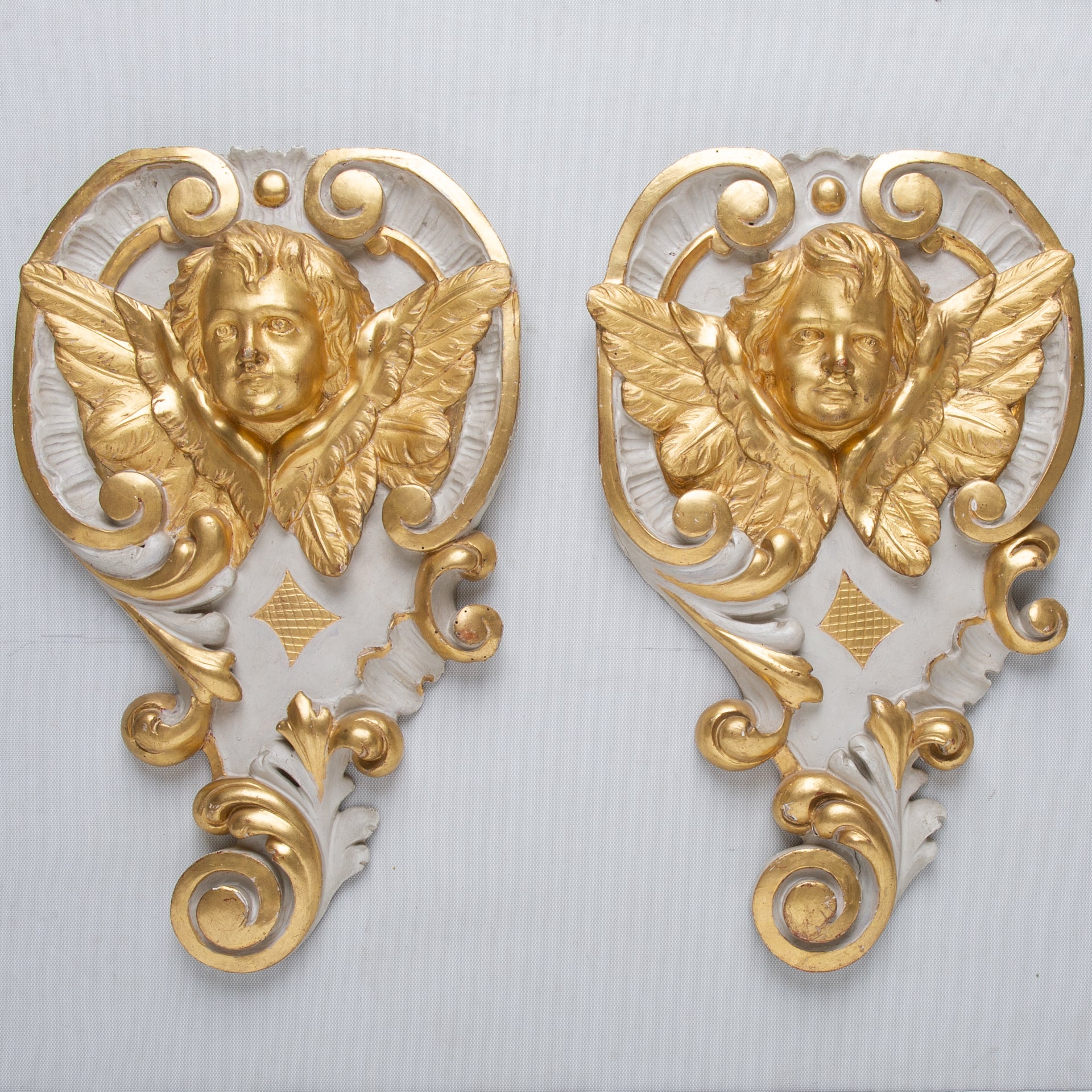 O/4137 -  Pair or large wooden freezes with cherub angels, lacquered and golden.
Observed closely, the faces of the angles are slightly different, with the typical serene expression of children.
From these details it is clear that they have been