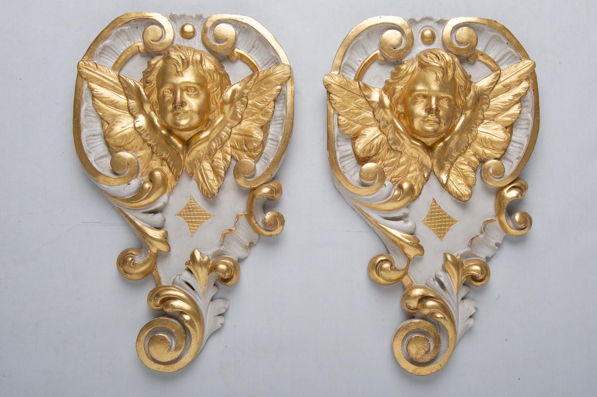 Antike geschnitzte und vergoldete antike Engel aus Holz (Italienisch) im Angebot