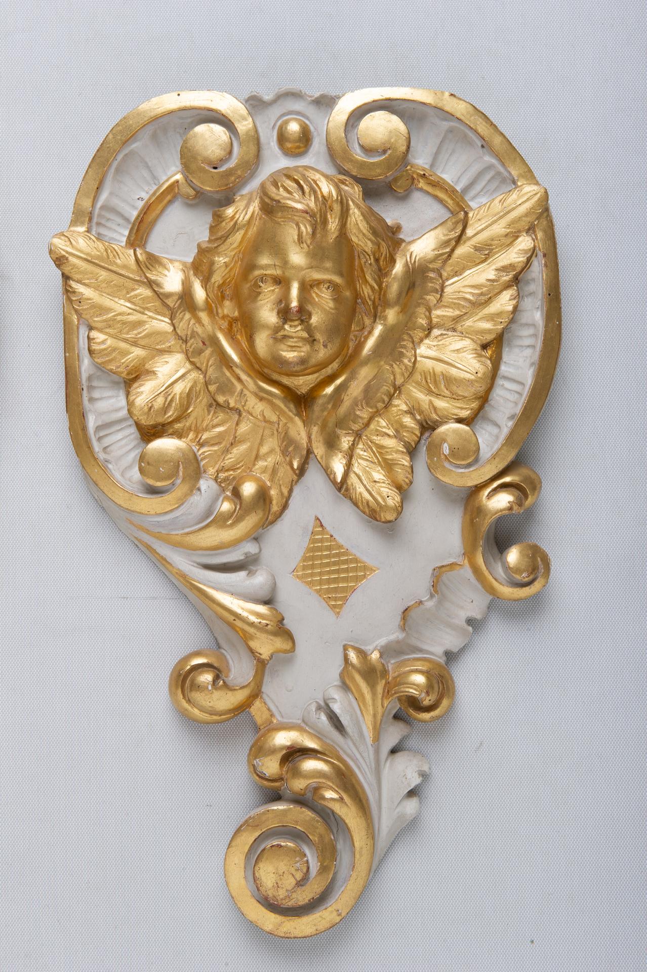 Antike geschnitzte und vergoldete antike Engel aus Holz (Geschnitzt) im Angebot
