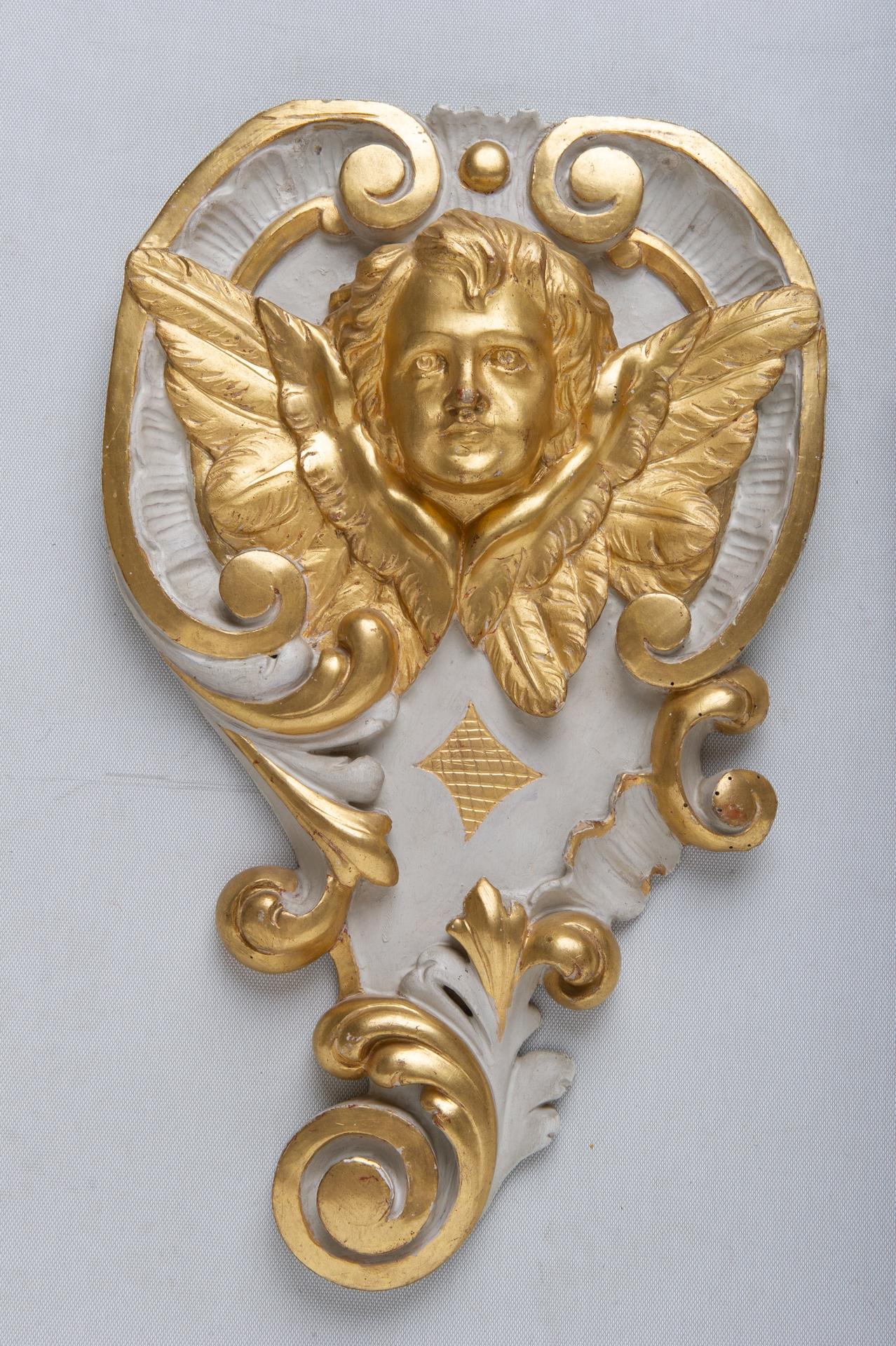 Antike geschnitzte und vergoldete antike Engel aus Holz (Obstholz) im Angebot