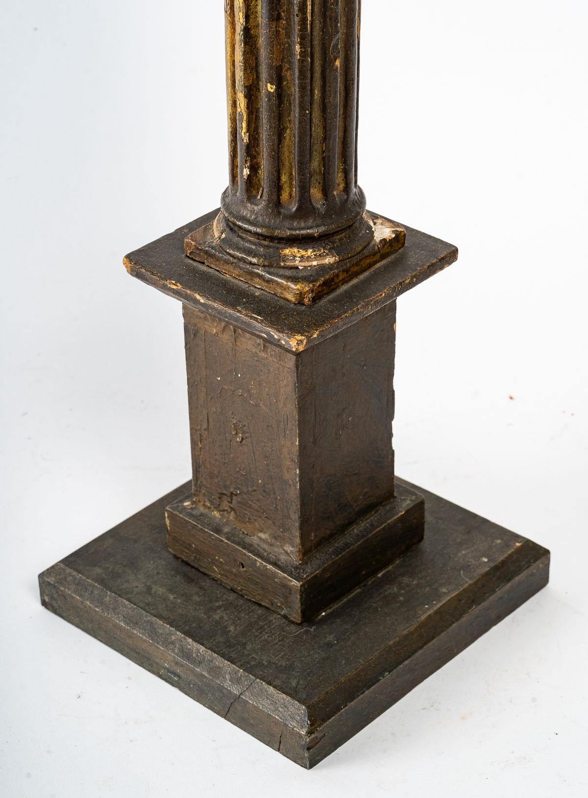 Carved and gilded wood candle stick, 19th century
Measures: H: 68 cm, W: 18 cm, D: 18 cm.