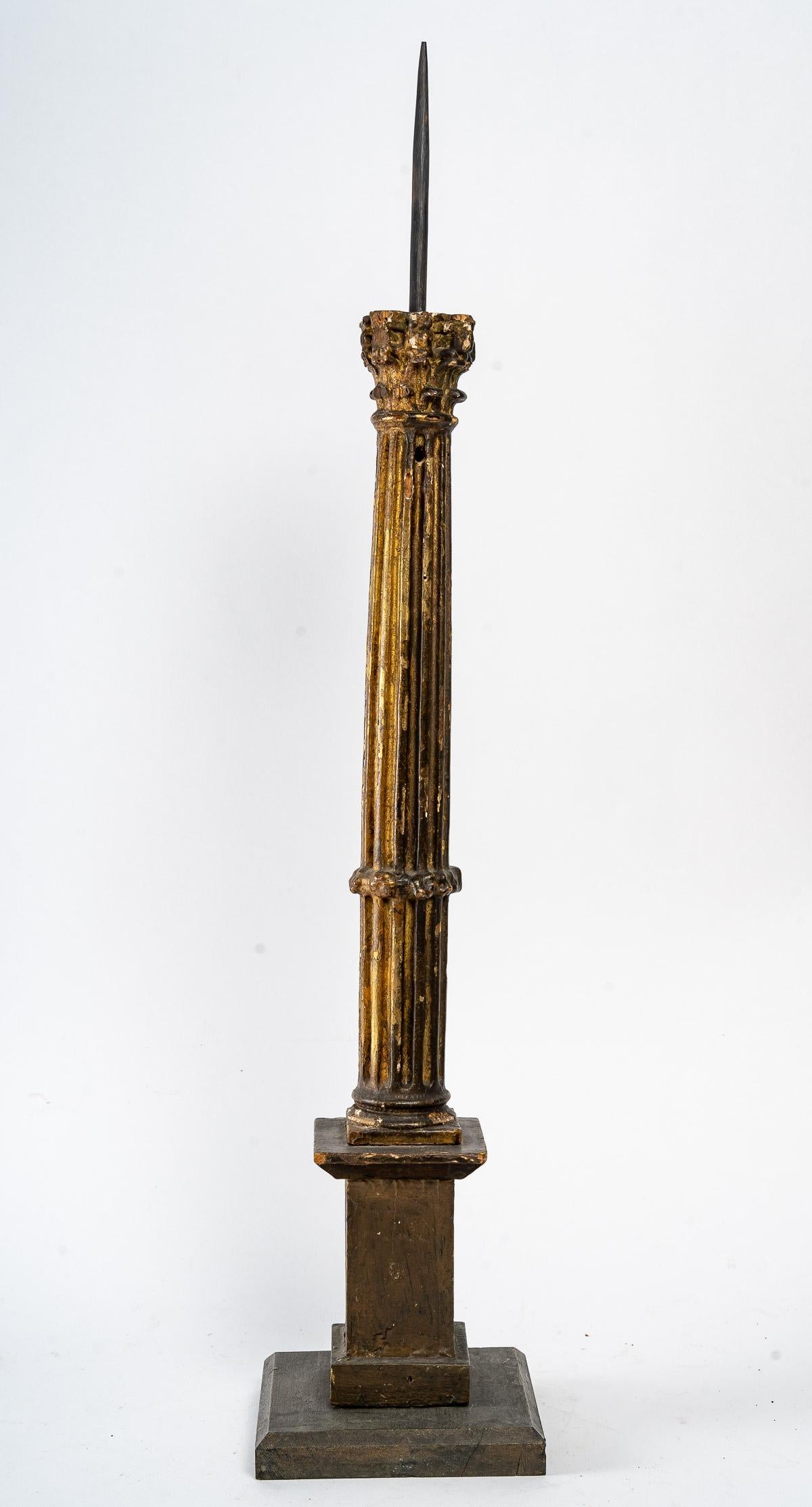 Geschnitzter und vergoldeter Kerzenständer aus Holz, 19. Jahrhundert (Europäisch) im Angebot