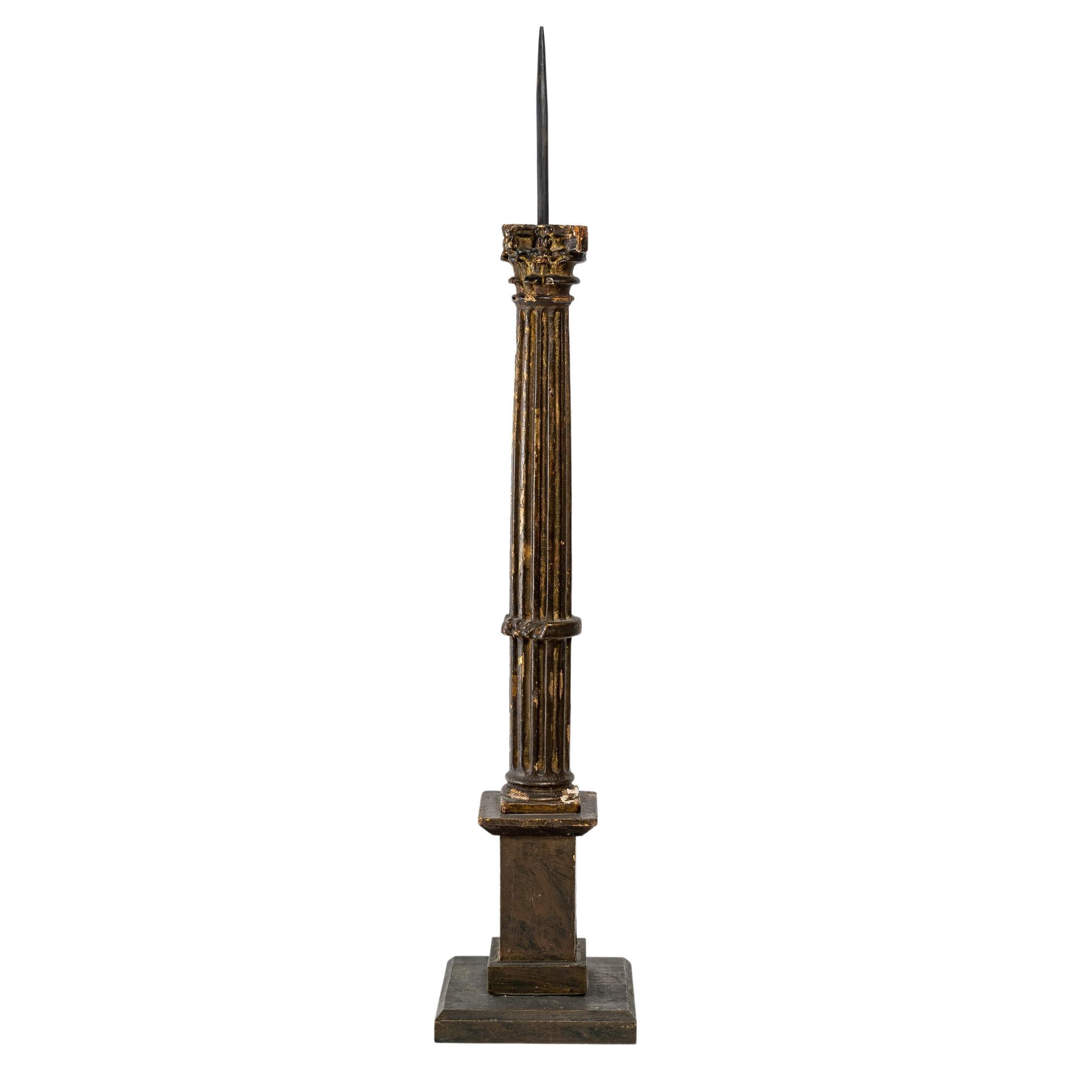 Geschnitzter und vergoldeter Kerzenständer aus Holz, 19. Jahrhundert im Angebot