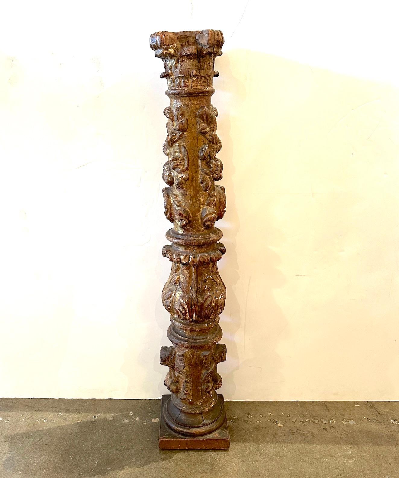colonne en bois sculpté et doré en vente 2