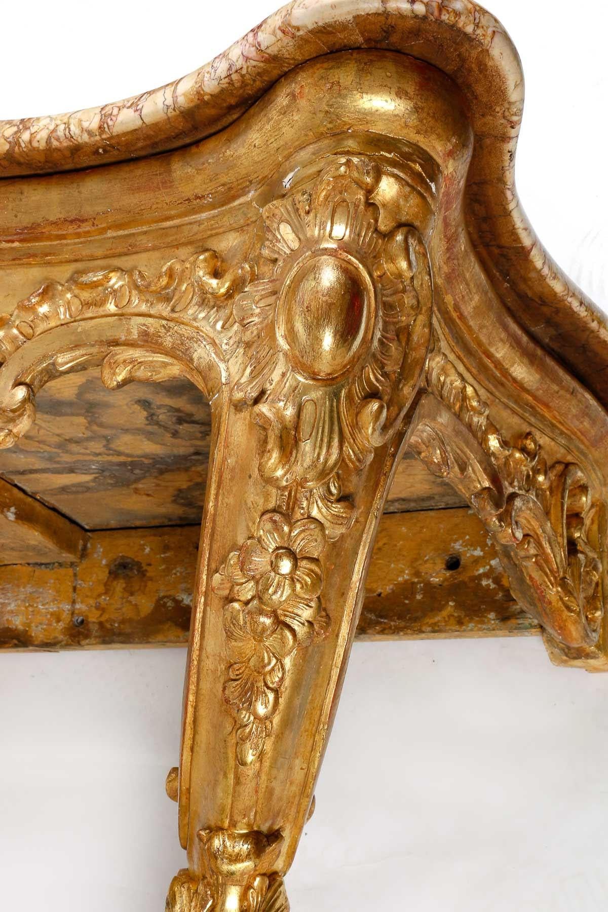 Konsole aus geschnitztem und vergoldetem Holz, Marmorplatte, 18. Jahrhundert. (Louis XV.) im Angebot