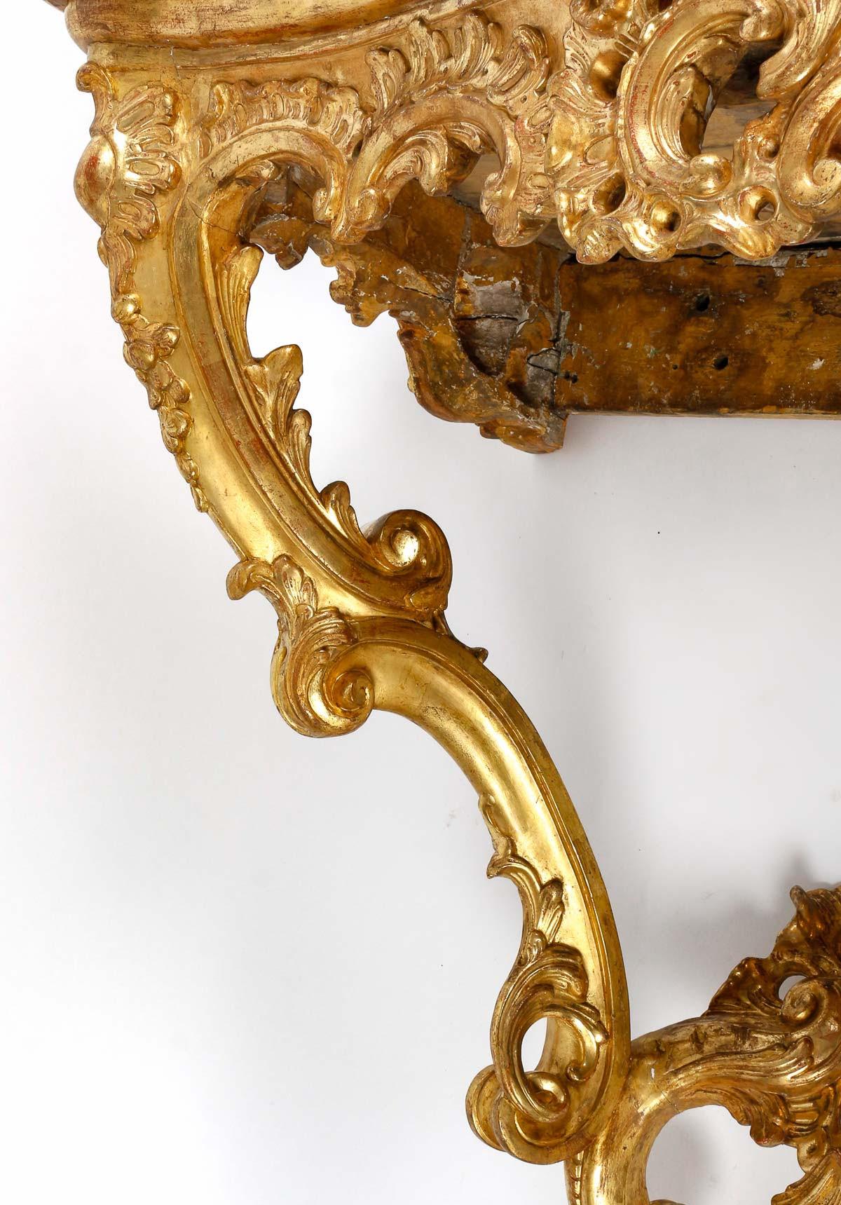 Konsole aus geschnitztem und vergoldetem Holz, Marmorplatte, 18. Jahrhundert. (Geschnitzt) im Angebot