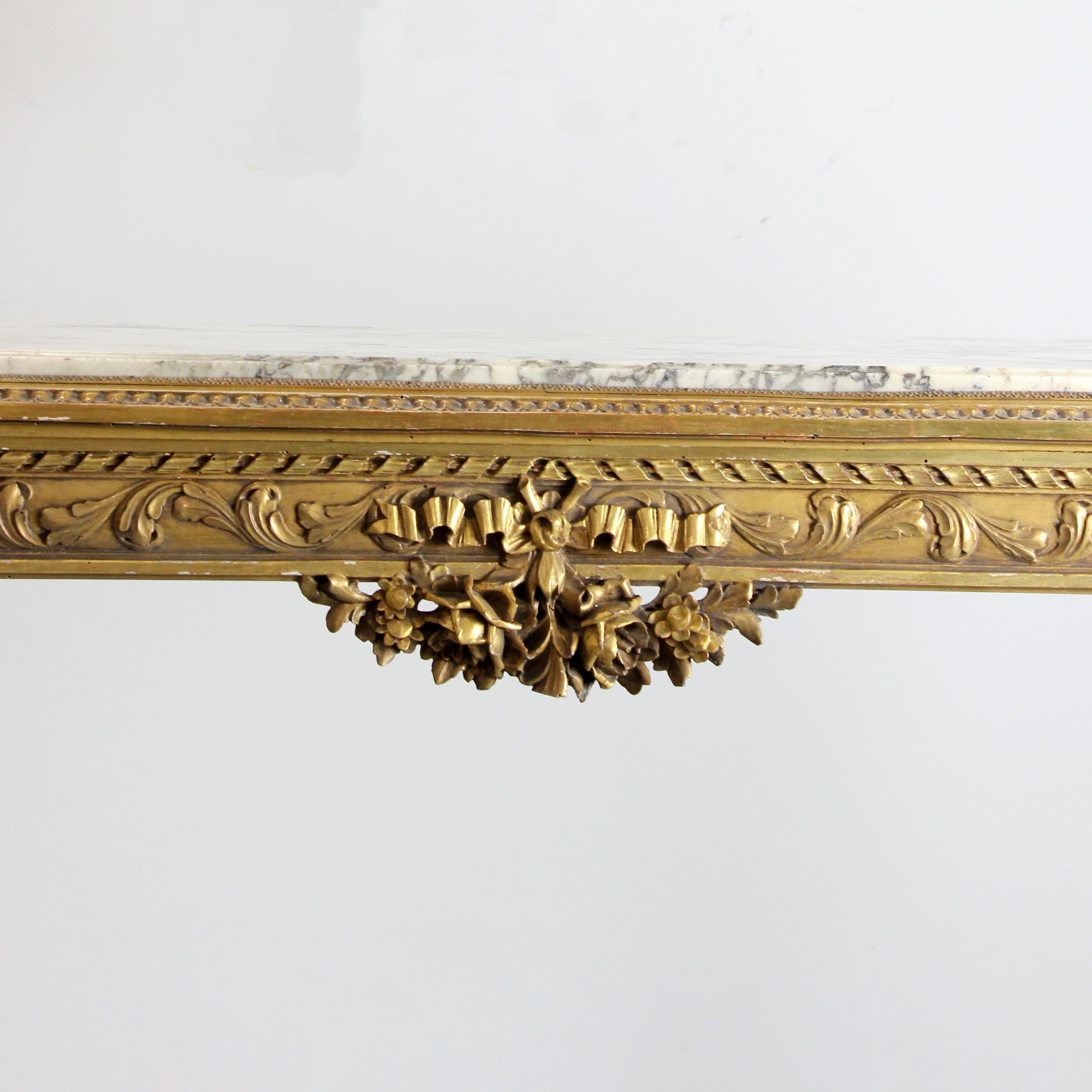 Consola de madera tallada y dorada con tapa de mármol - Siglo XIX - Luis XVI en venta 4