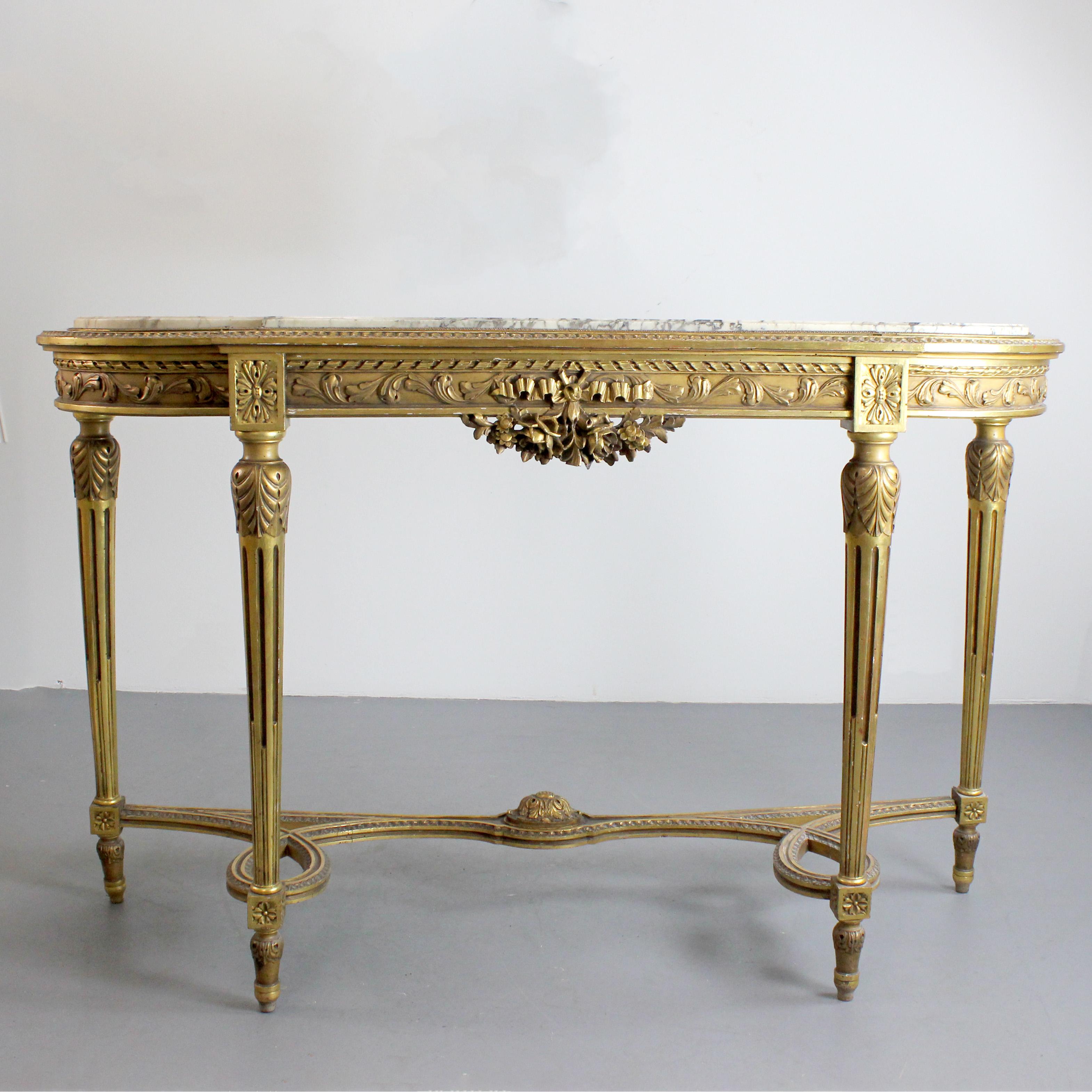 Consola de madera tallada y dorada con tapa de mármol - Siglo XIX - Luis XVI - Francia

Dimensiones: 104 x 160 x 50 cm