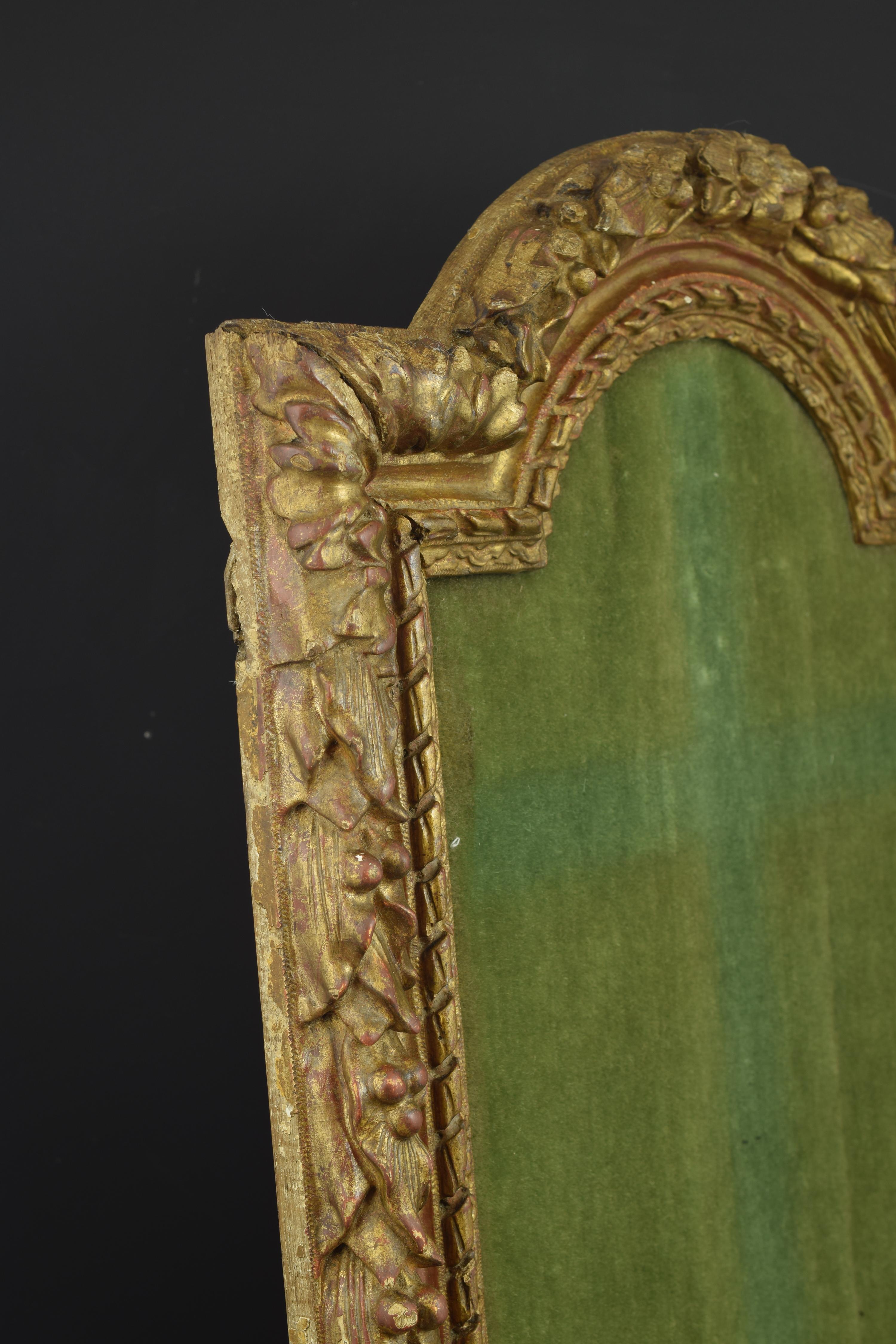 Carved and gilded wood frame, 18th century.
Rectangular frame with upper edge curved to the outside decorated with carved moldings with vegetal elements and chain stitches. A vegetable motif, at the bottom, breaks slightly with the straight line