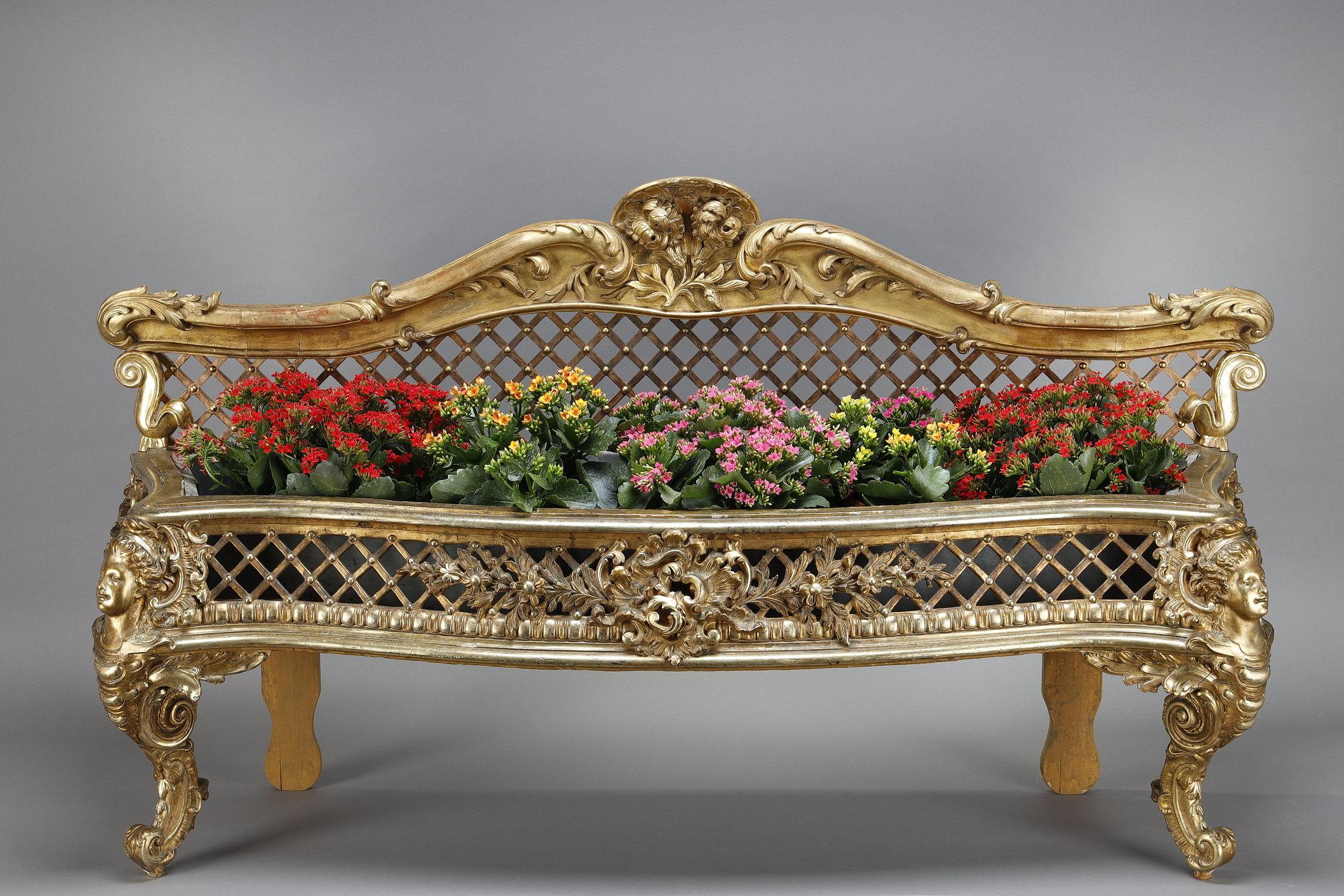 Ouvrage français de la seconde moitié du XIXe siècle. Cette élégante jardinière présente une structure ajourée avec des motifs de treillis, rehaussés par une riche ornementation de rinceaux et de volutes. Les angles sont animés par des bustes