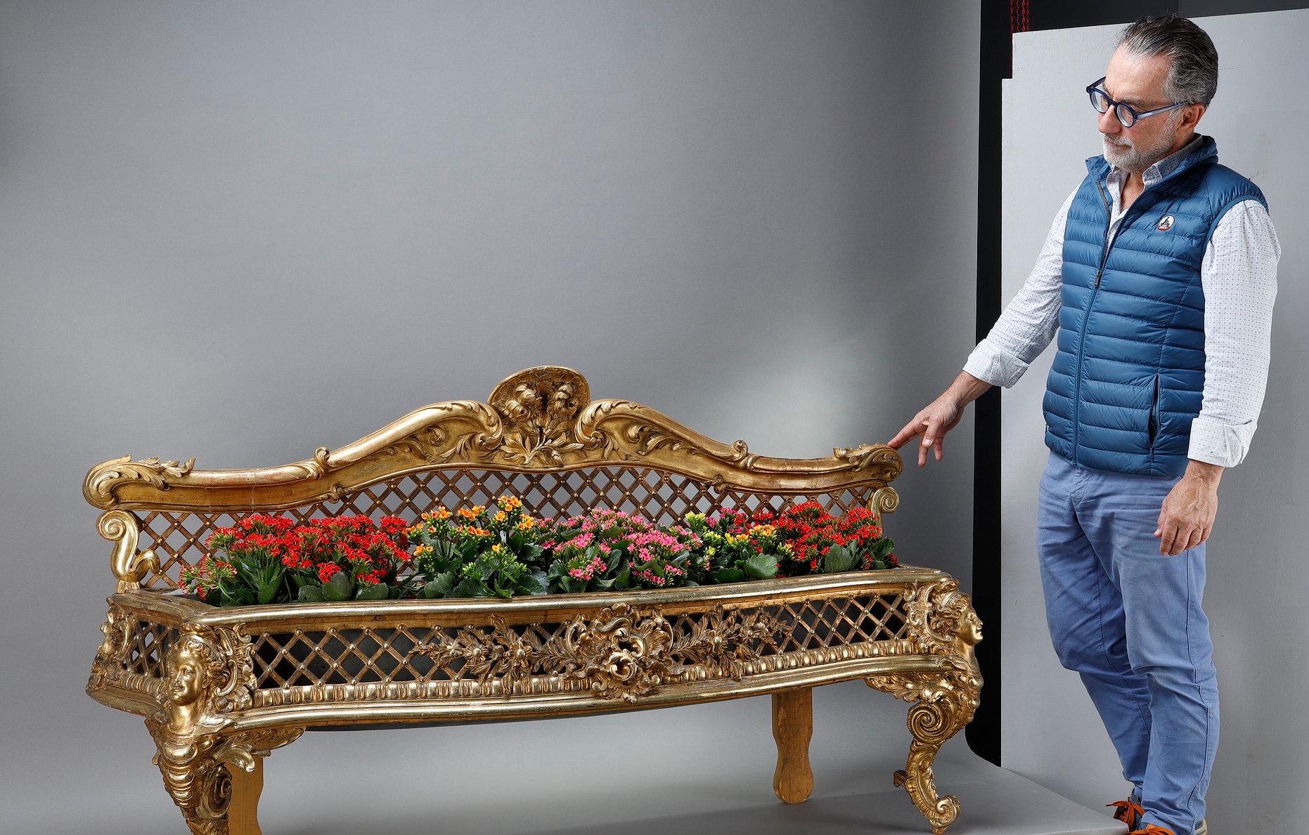 Français Jardinière en bois sculpté et doré, style Louis XV en vente