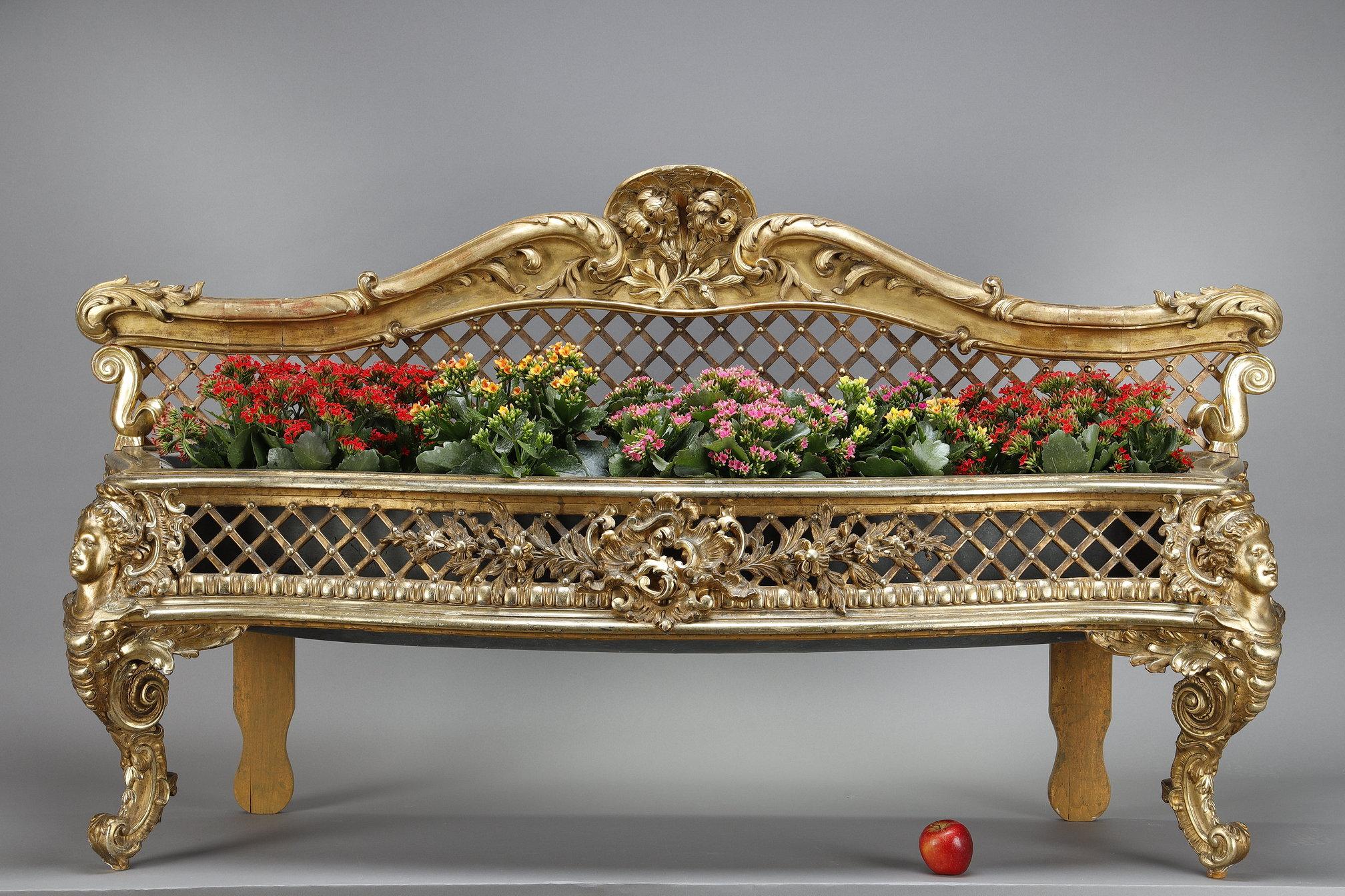 Fin du XIXe siècle Jardinière en bois sculpté et doré, style Louis XV en vente