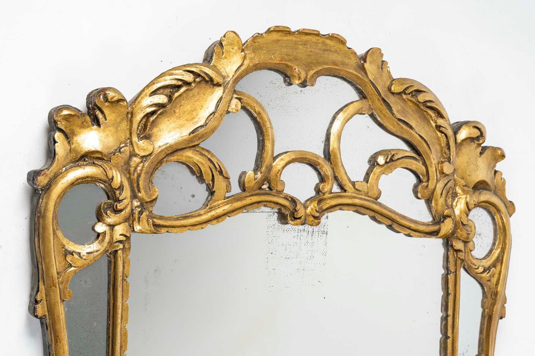 Miroir en bois sculpté et doré de style Louis XV, 19e siècle.

Miroir en bois sculpté et doré du XIXe siècle de style Louis XV.
H : 102cm, L : 73cm, P : 5cm